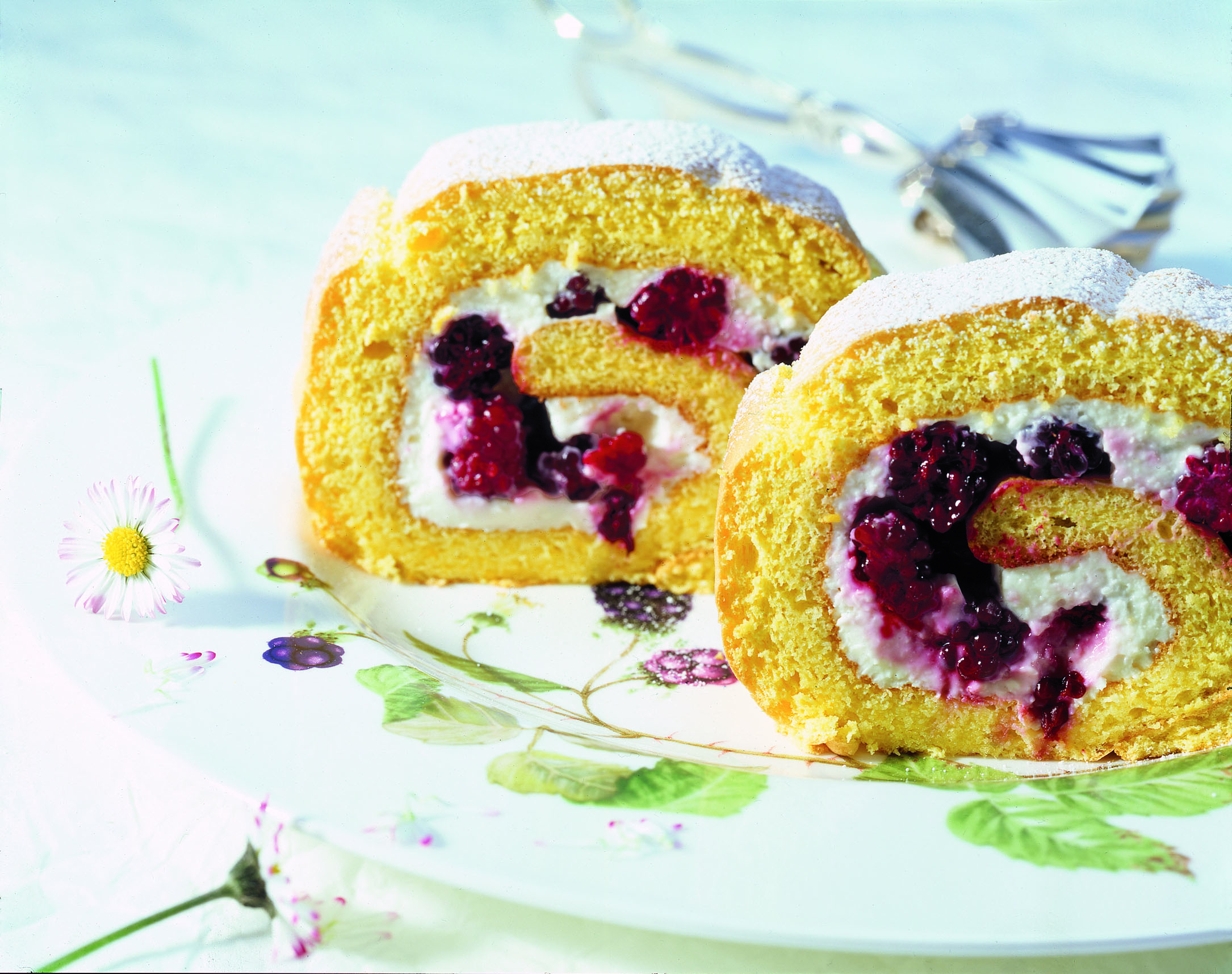 Biskuitroulade mit Safran und Brombeeren