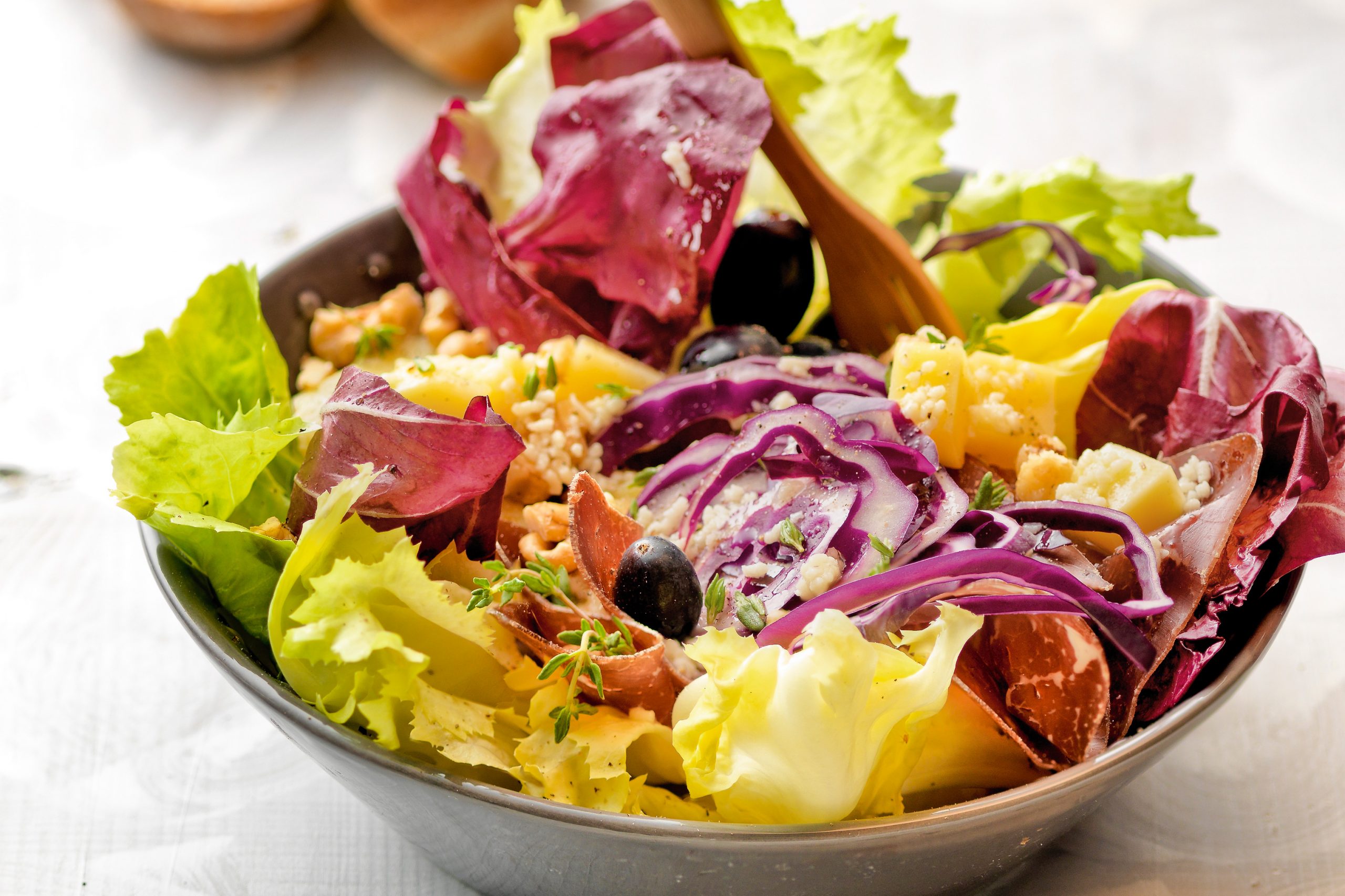 Salade d'automne aux pommes de terre, aux raisins et au fromage