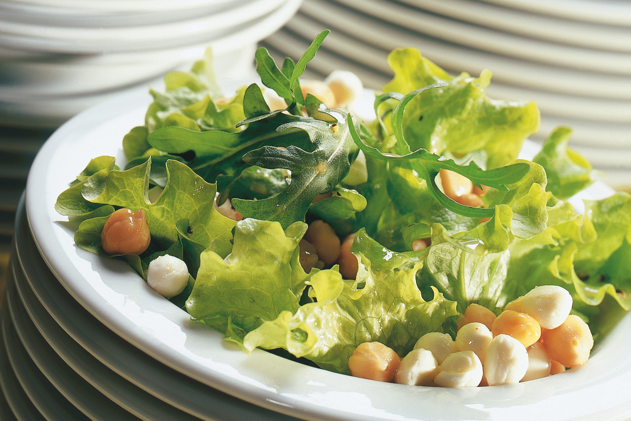 Blattsalat mit Kichererbsen und Mozzarella