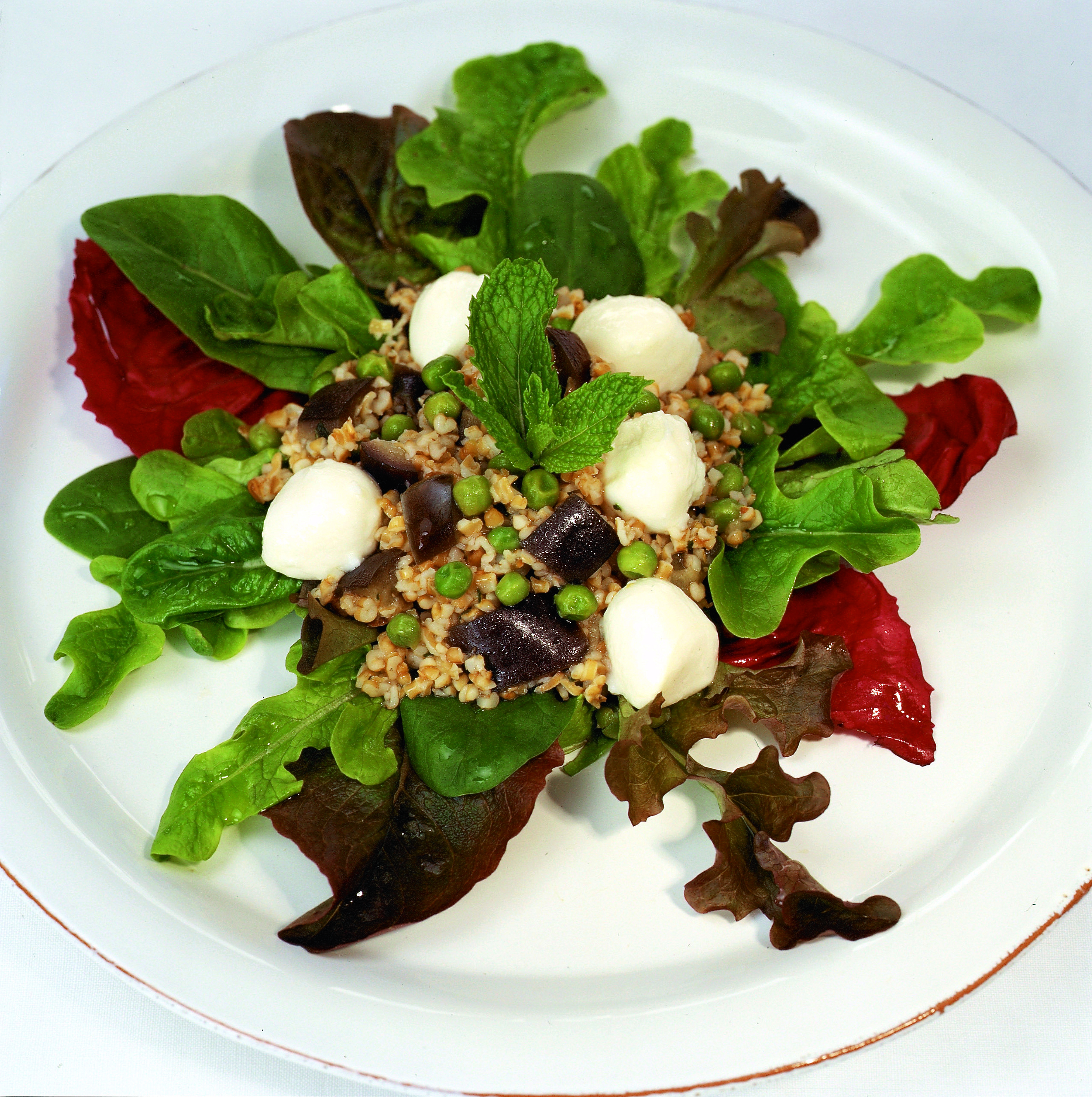 Blattsalat mit Tabouleh, Auberginen und Mozzarella