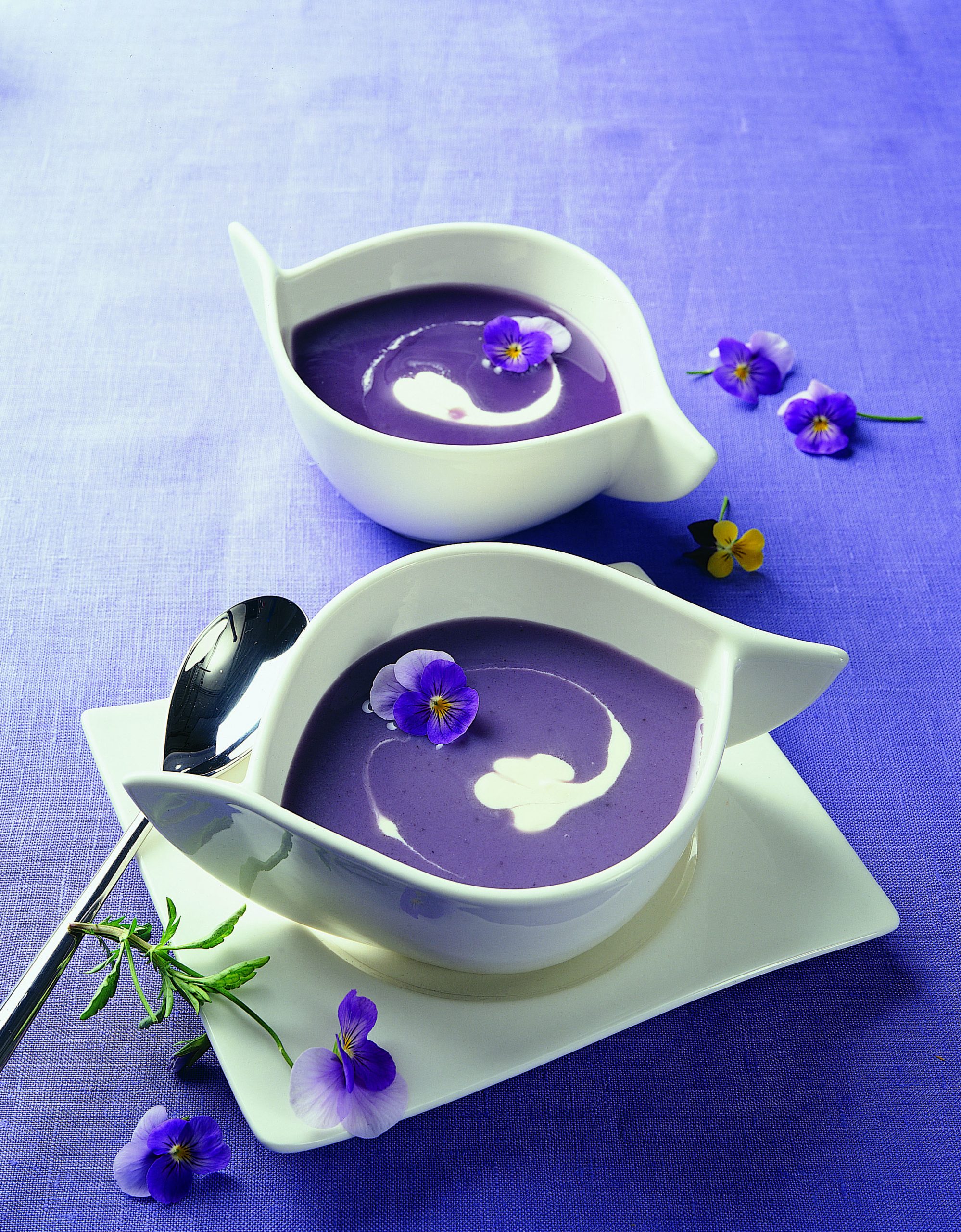Soupe de pommes de terre bleues aux pensées
