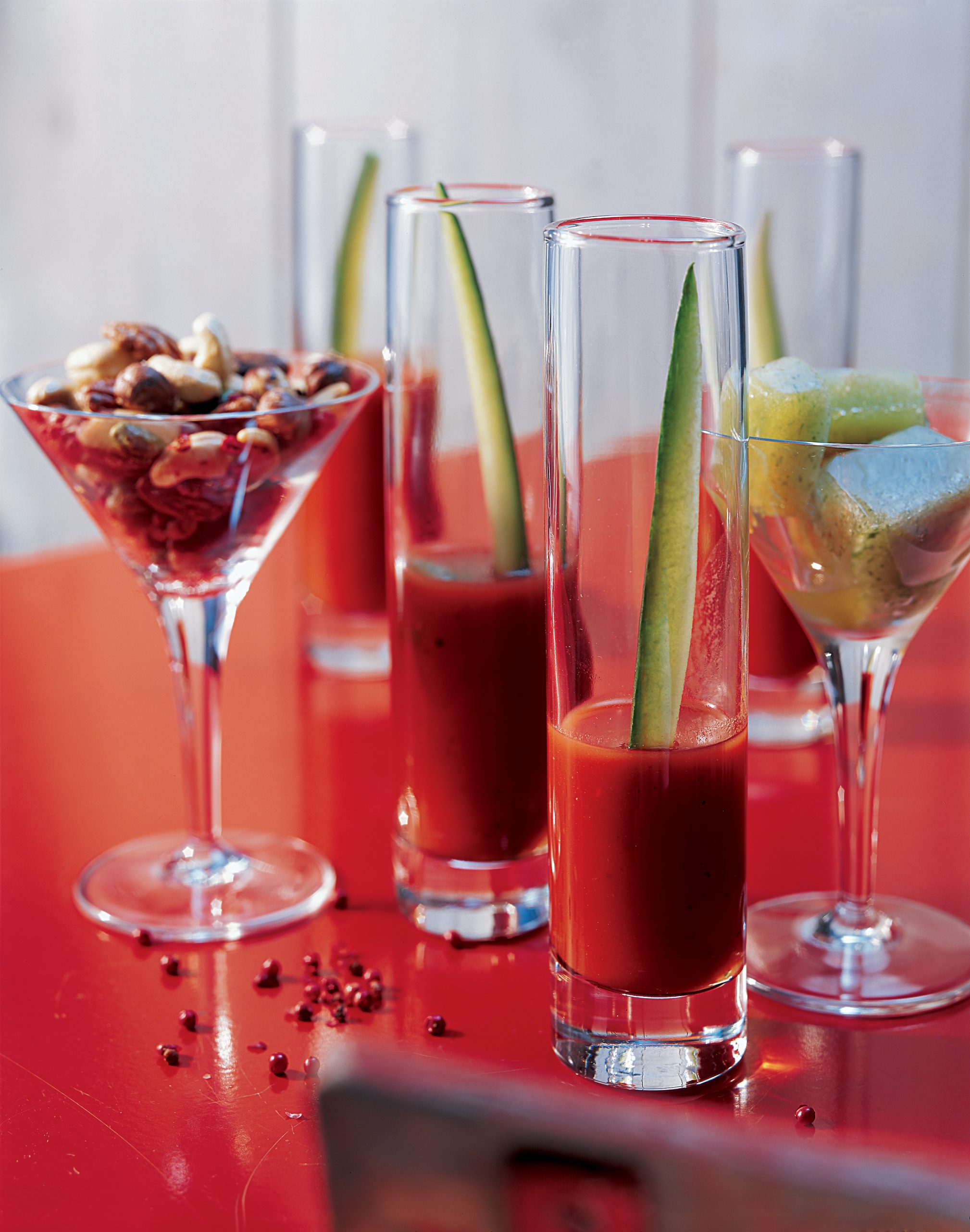 Bloody mary glaçons au concombre et noix grillées au poivre