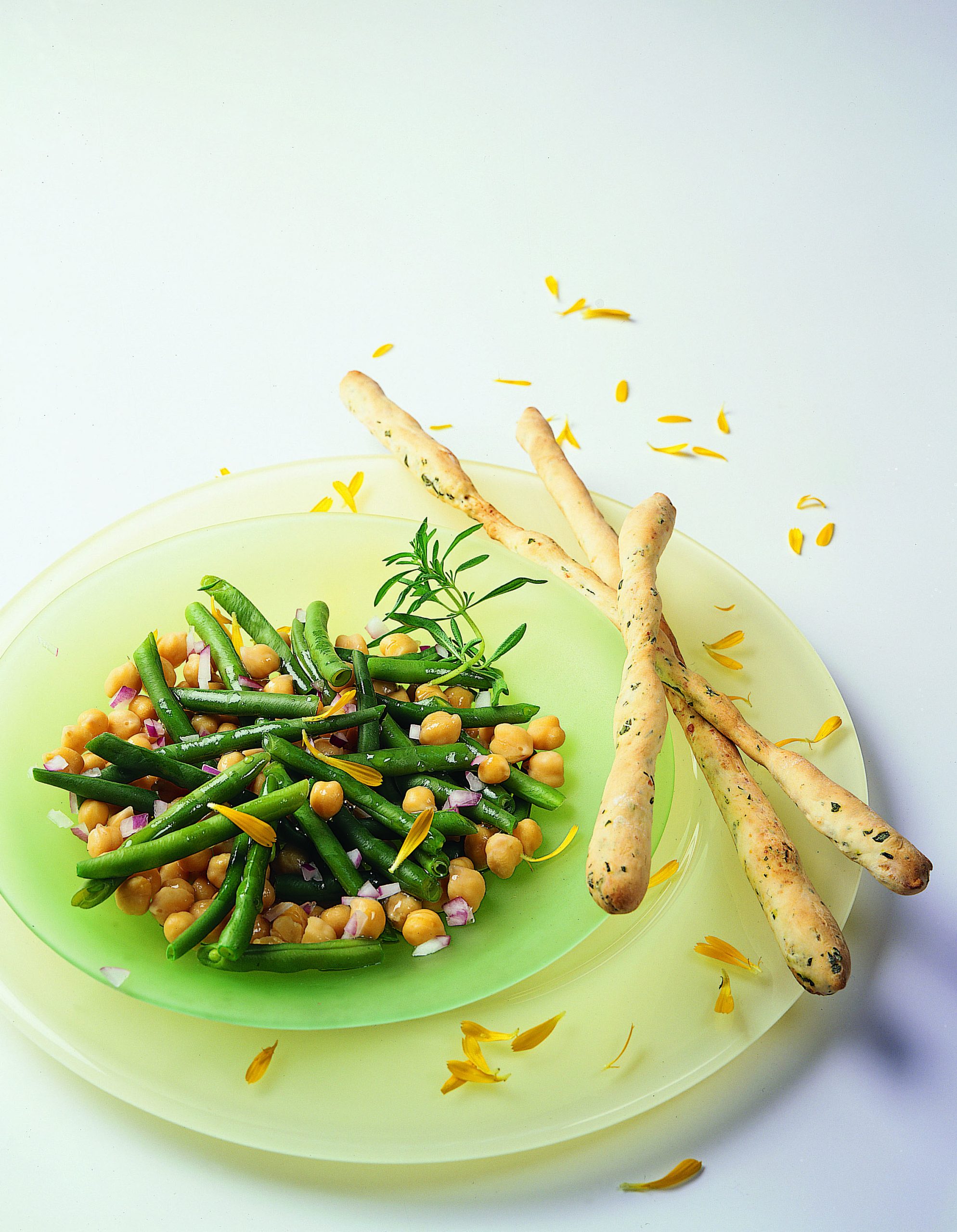 Salade de pois chiches et de haricots avec flûtes aux herbes et au fromage