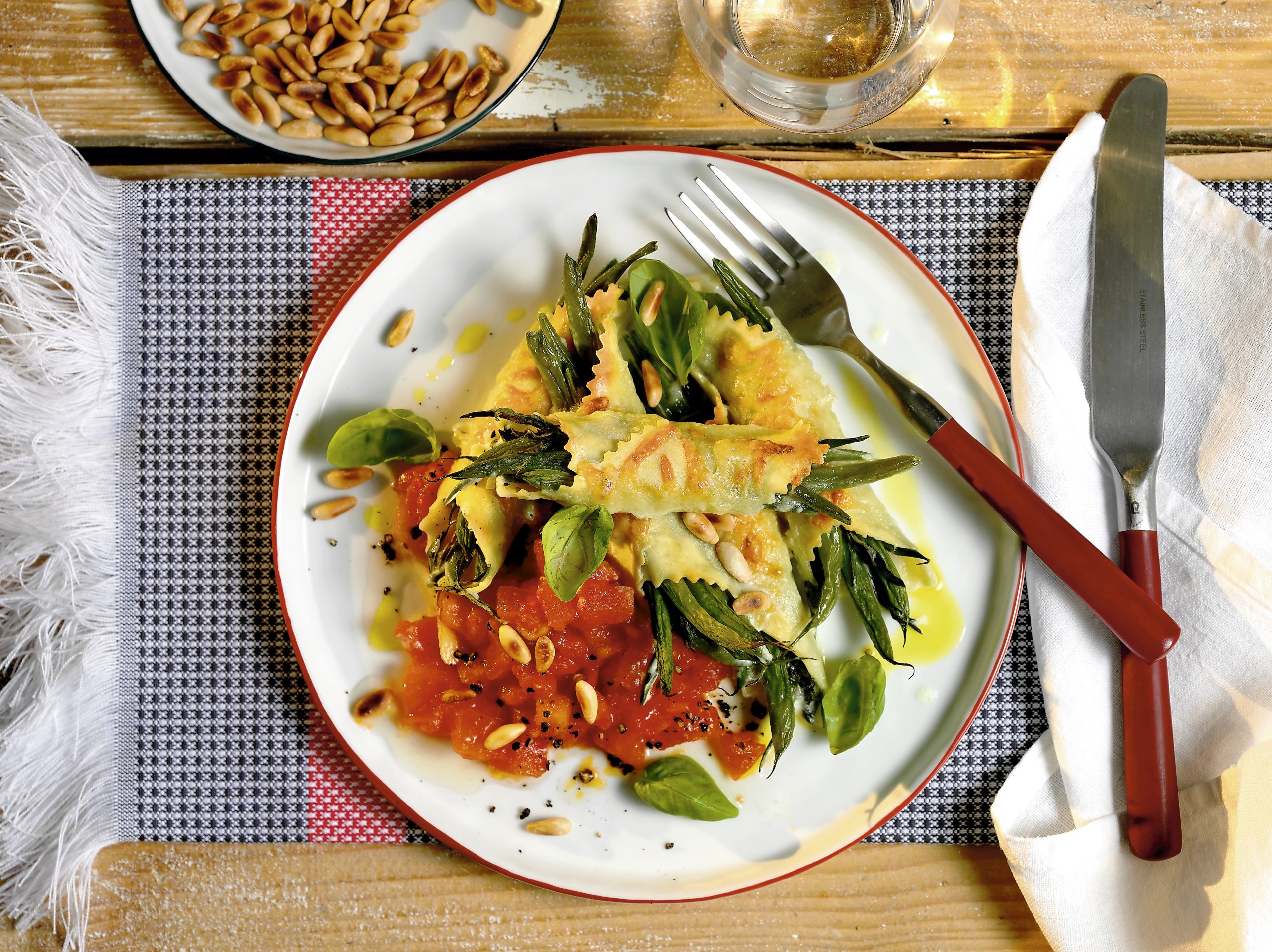 Bohnen-Rollen auf Tomaten-Concassé