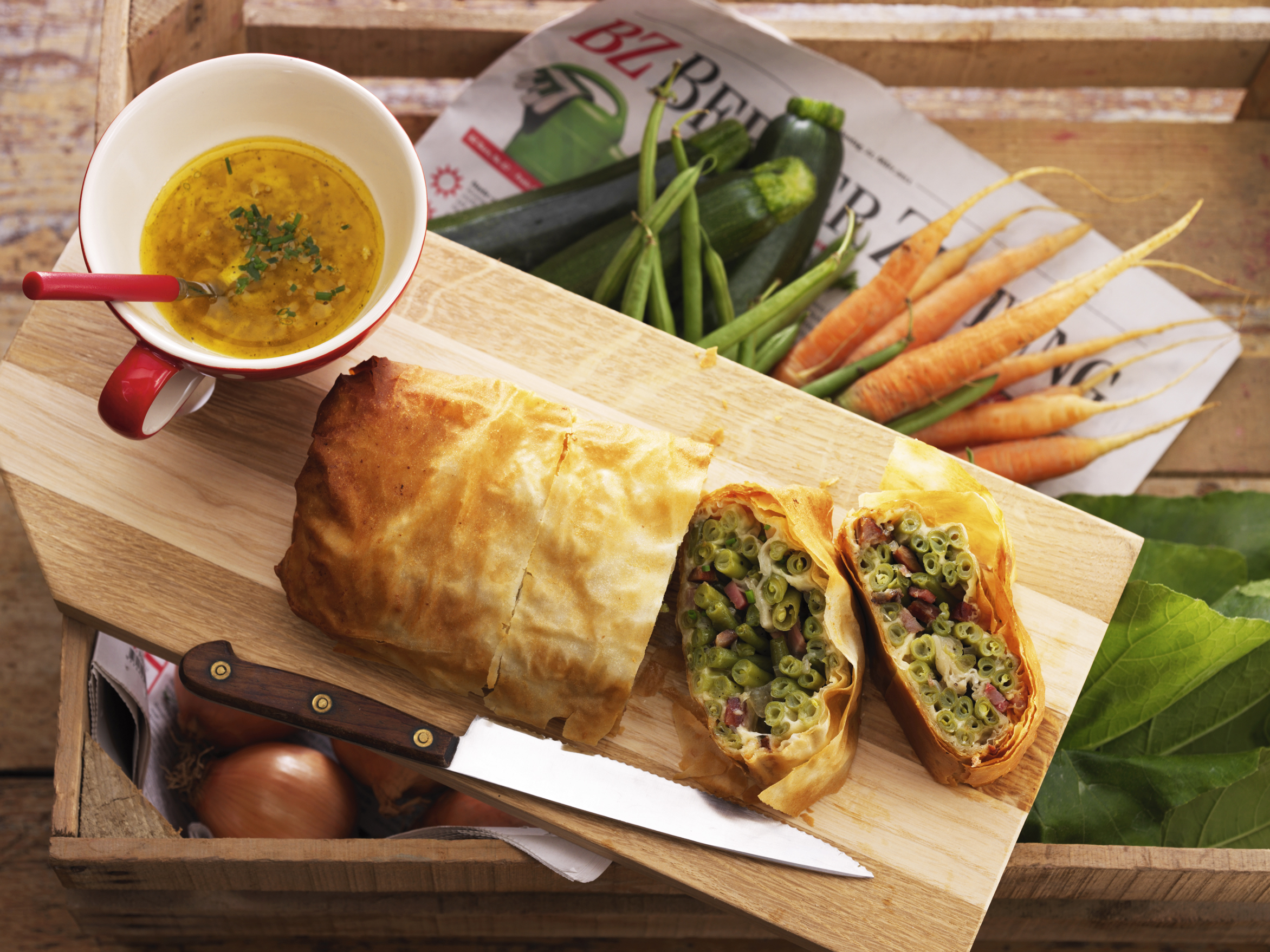 Bohnen-Speck-Strudel mit Zwiebel-Vinaigrette