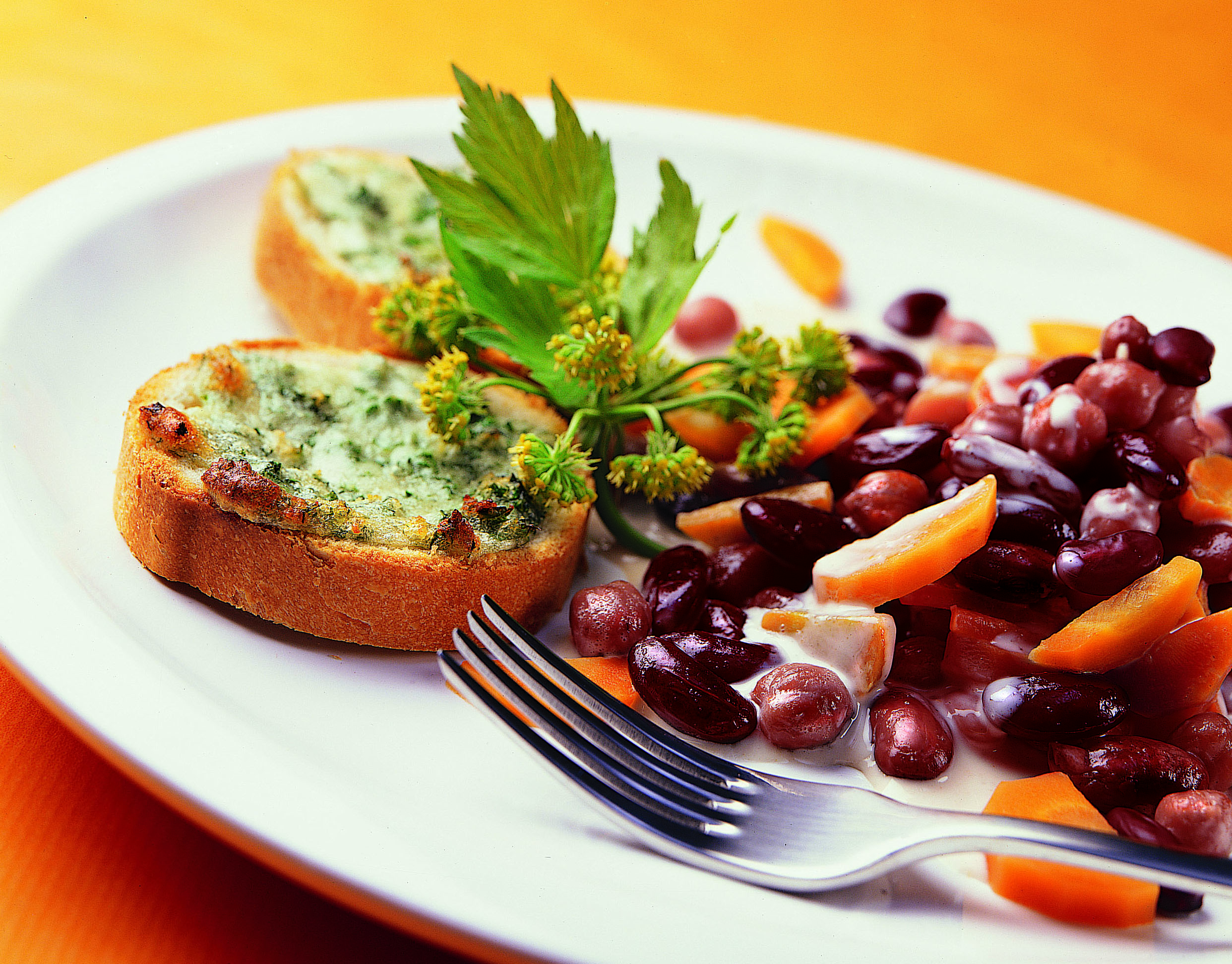Potée aux pois, toasts aux herbes