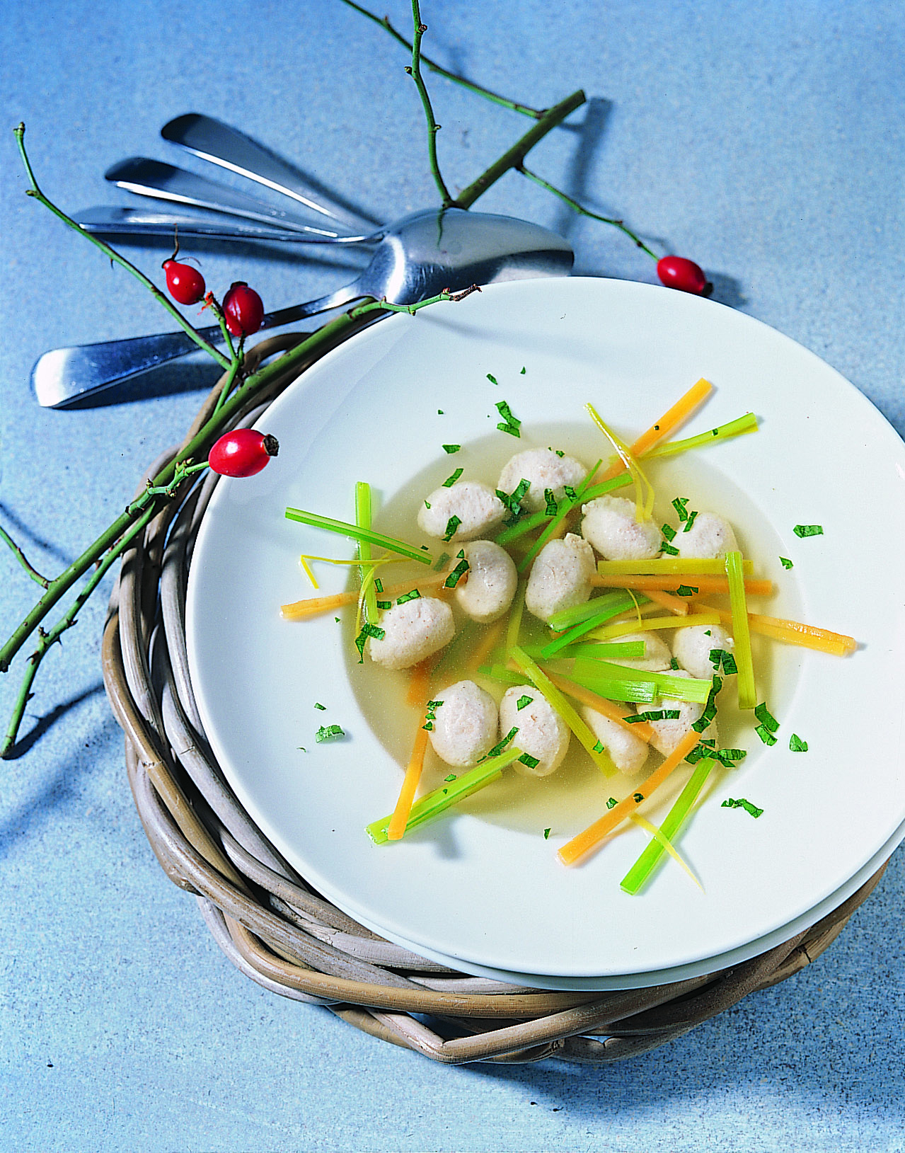 Bouillon de légumes et quenelles de viande hachée