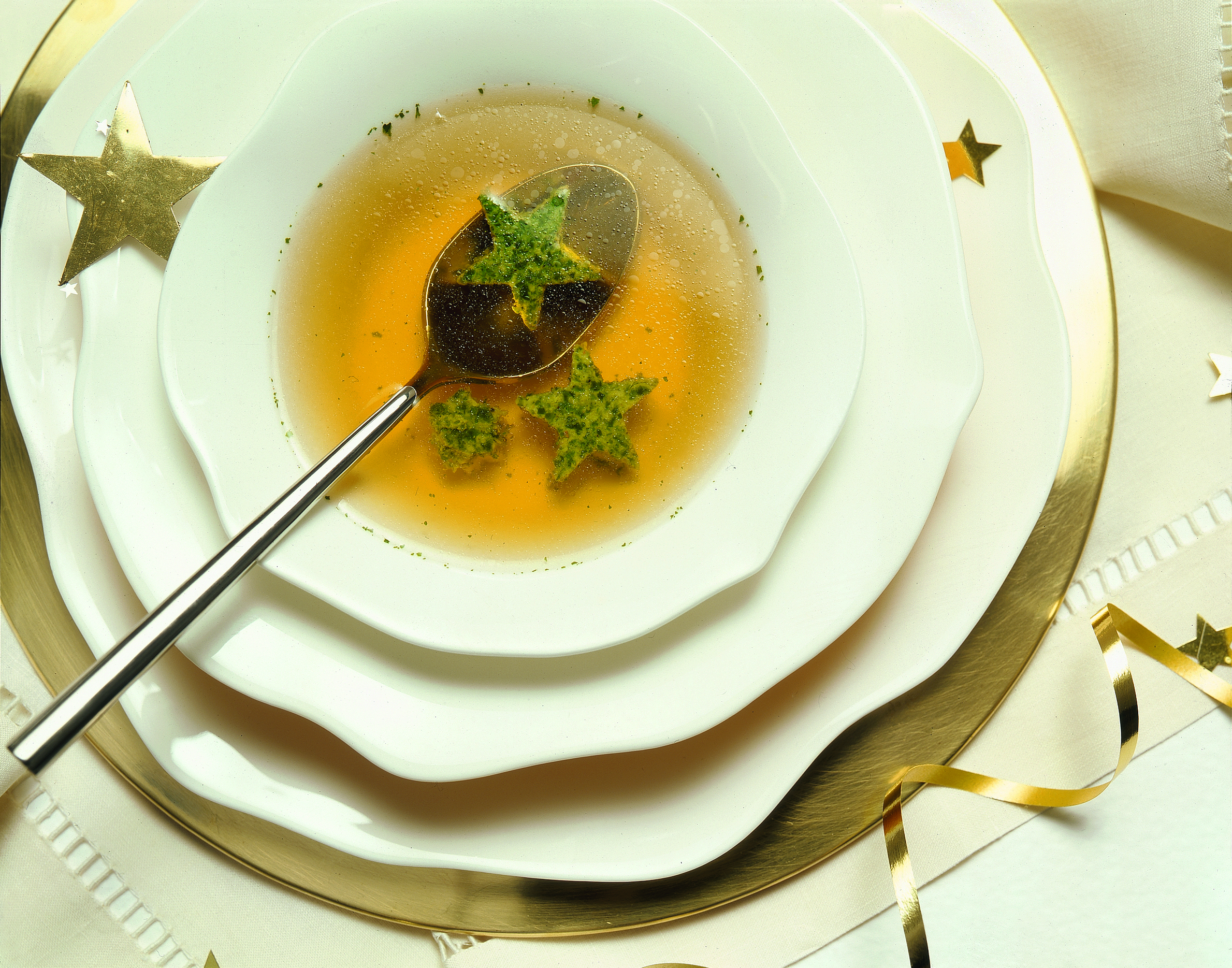Bouillon mit grünem Eierstich