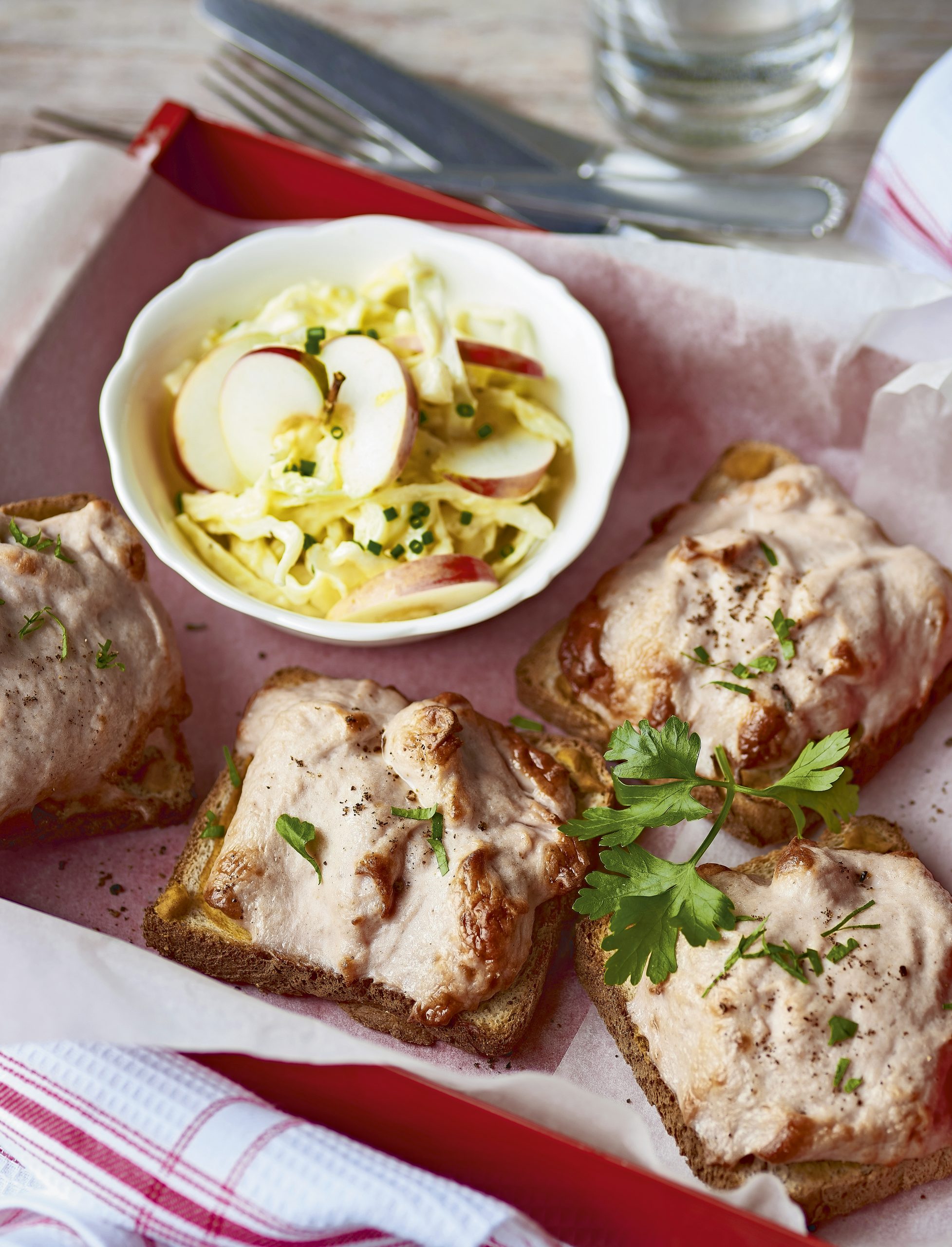 Brät-Toasts mit Kabis-Apfel-Salat