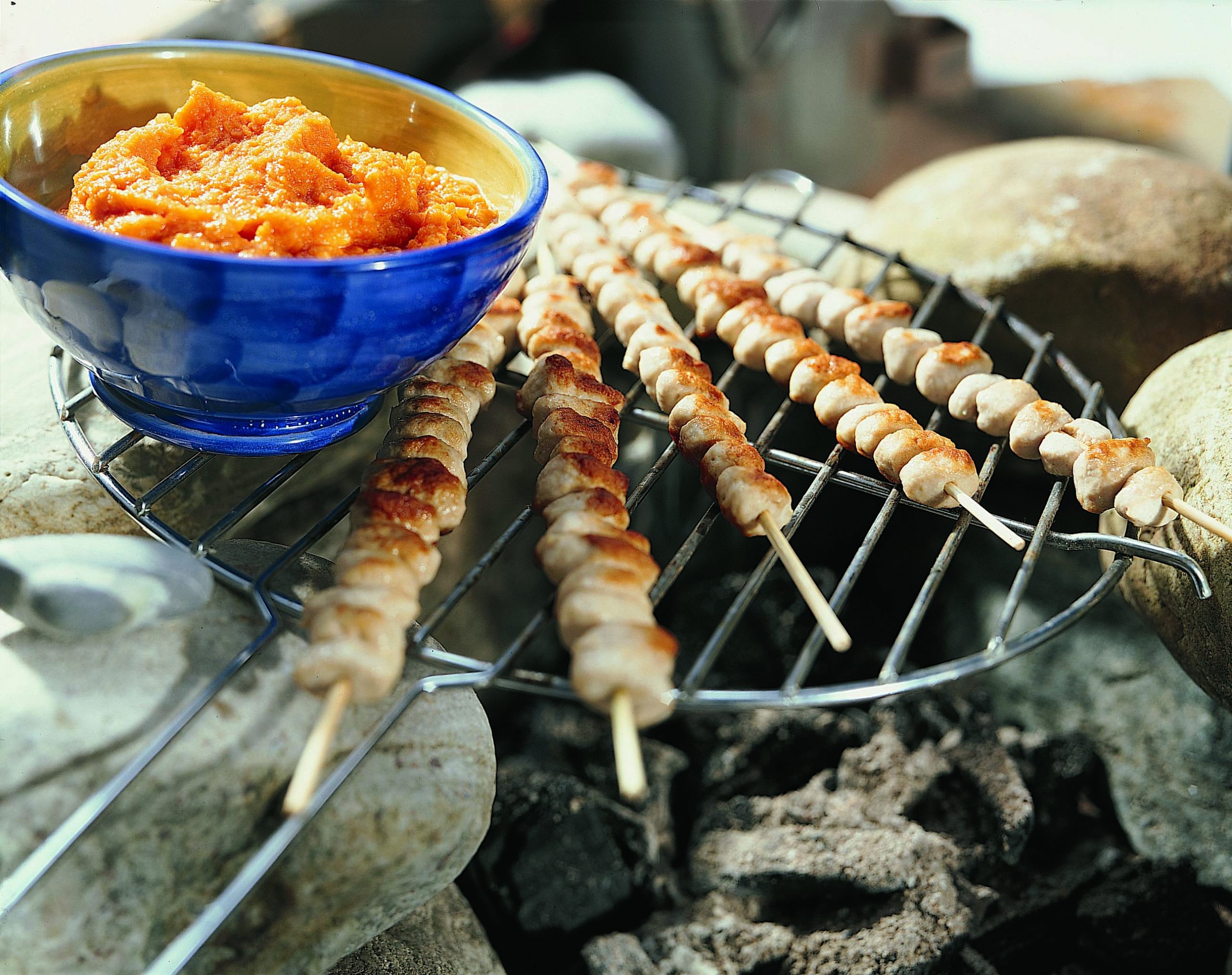 Brochettes de boulettes au barbecue et chutney aux carottes