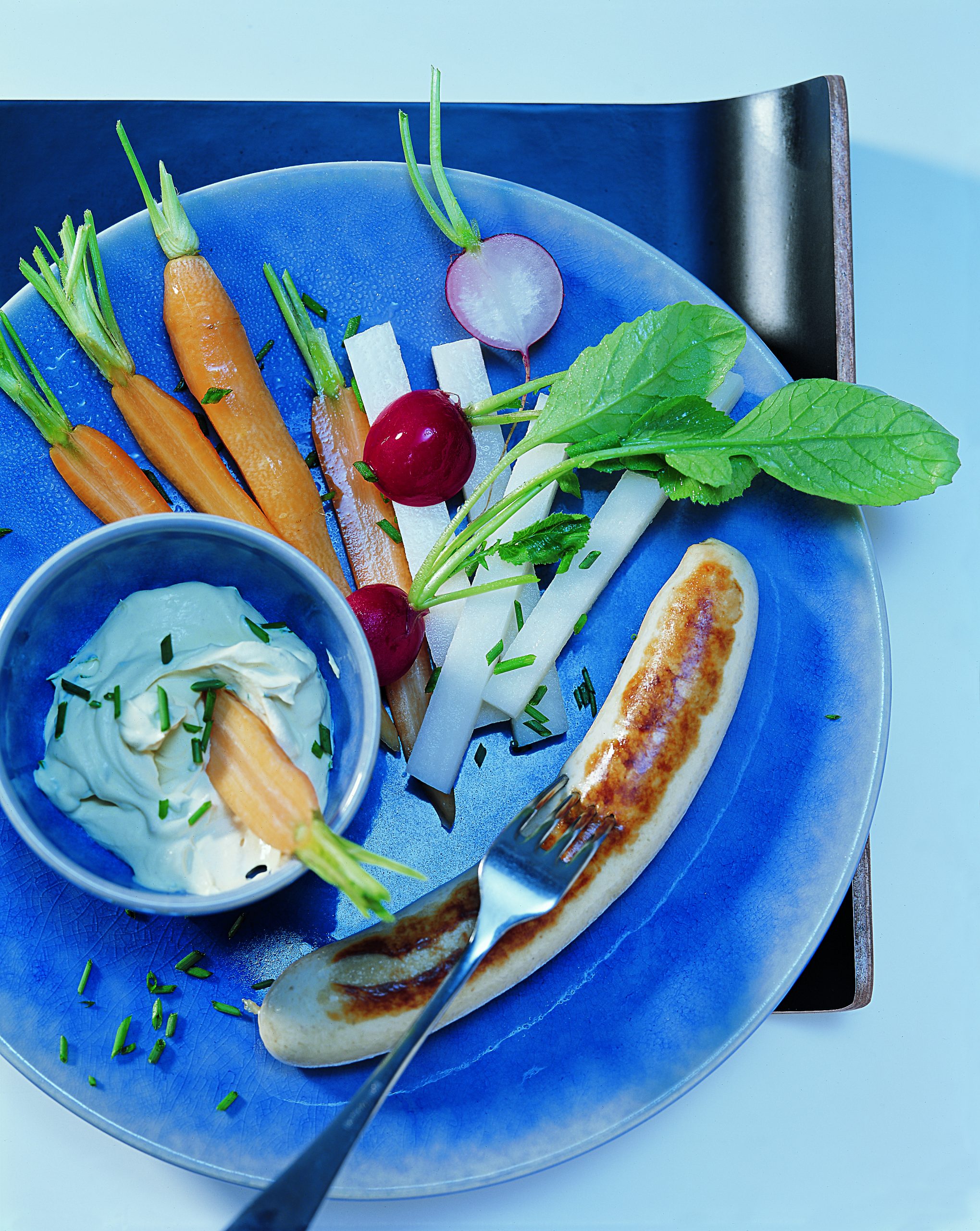 Bratwürste und Gemüse mit Kräutersauce