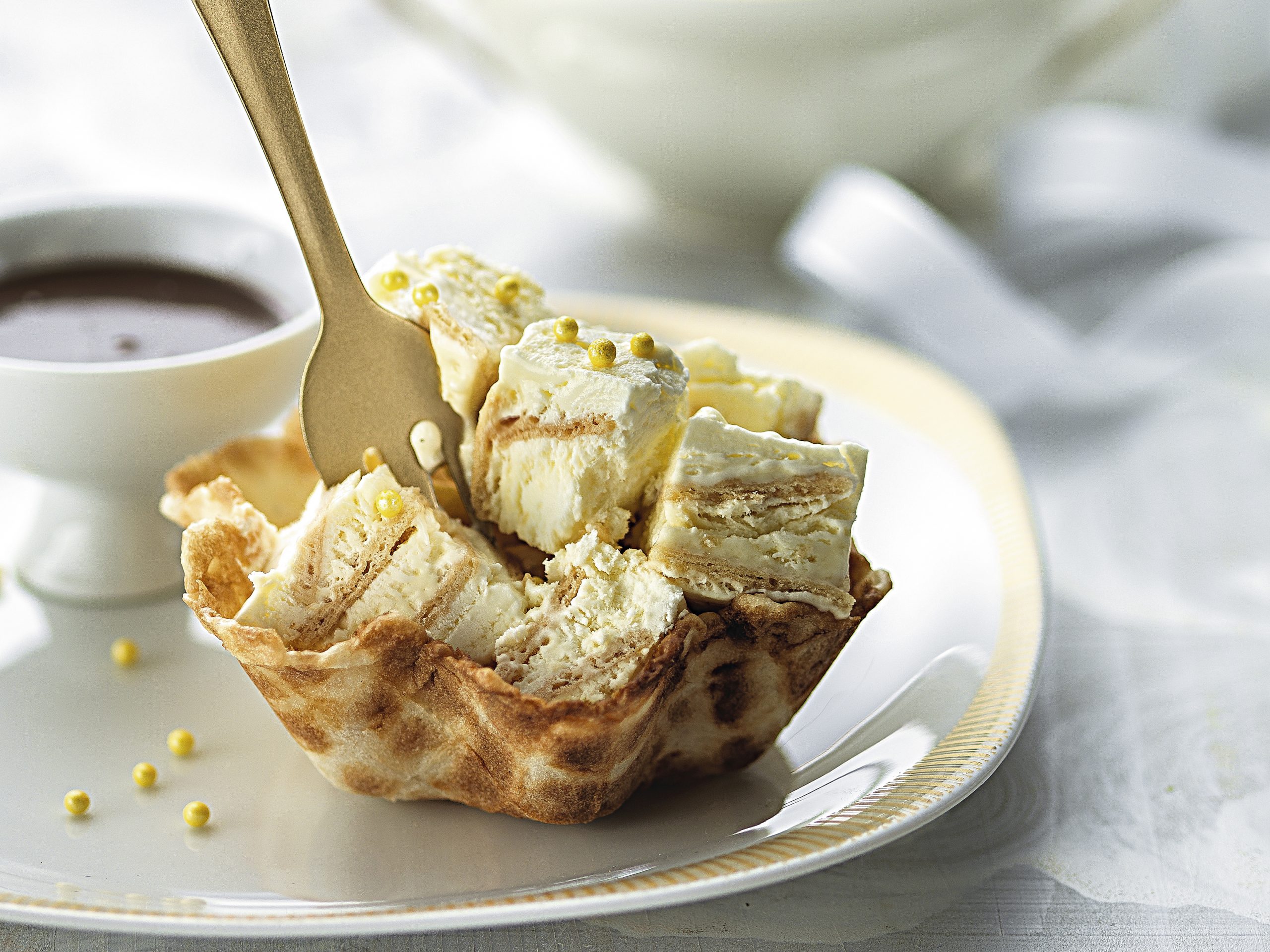 Bretzeli-Parfait mit Schokoladen-Anis-Sauce