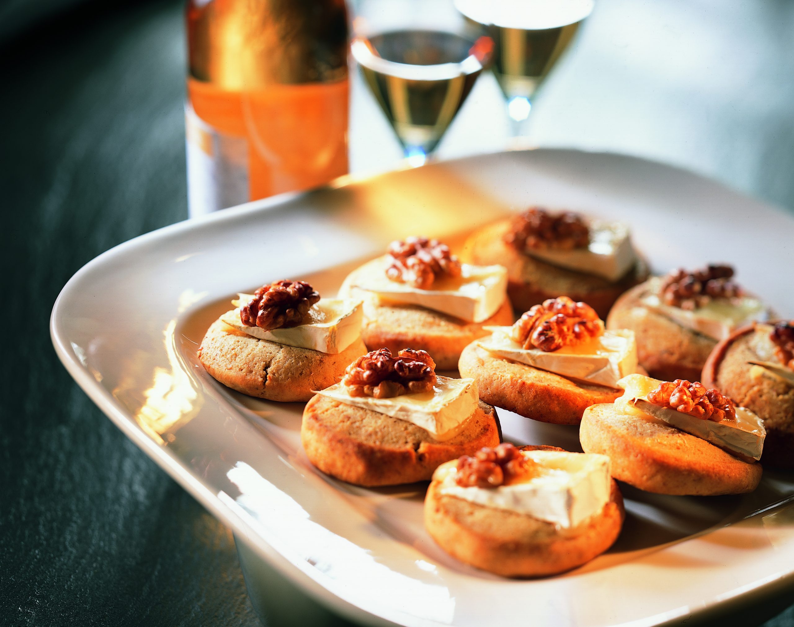 Crackers au brie et aux noix