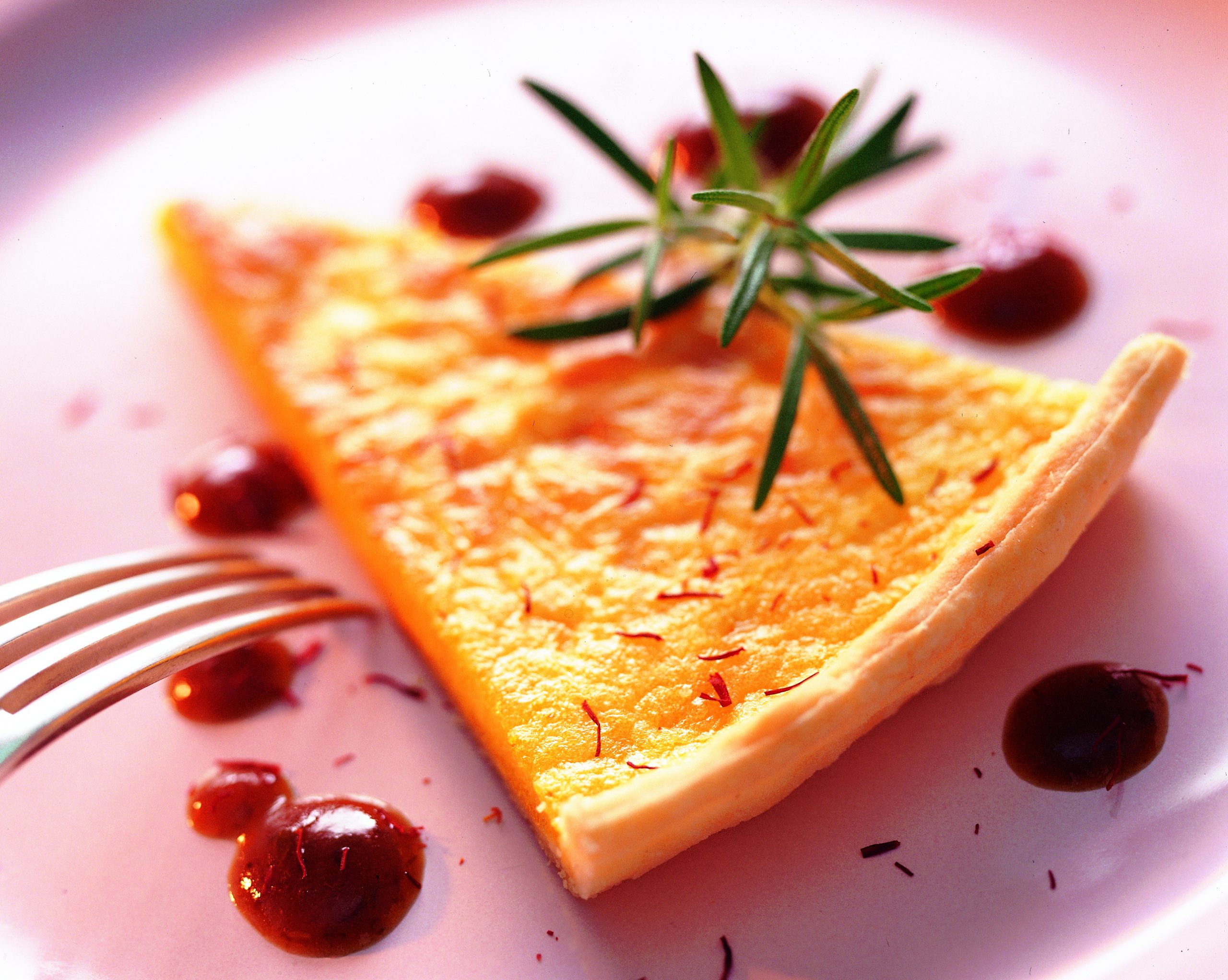 Brie-Tarte mit Dörrzwetschgensauce (Low Carb)