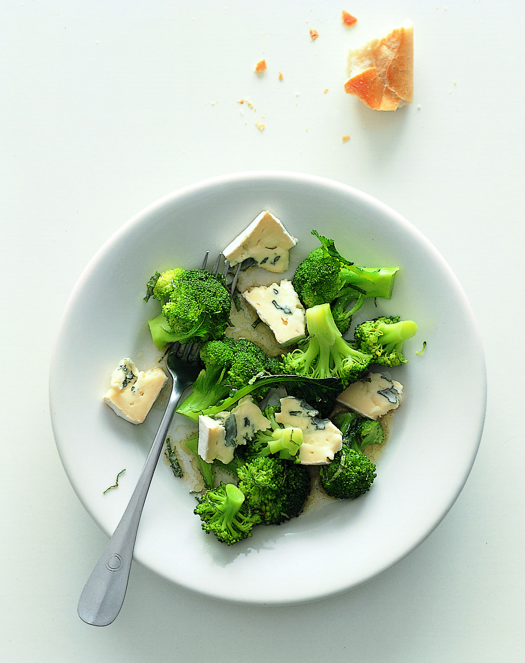 Broccolisalat mit Blaukäse und Minze