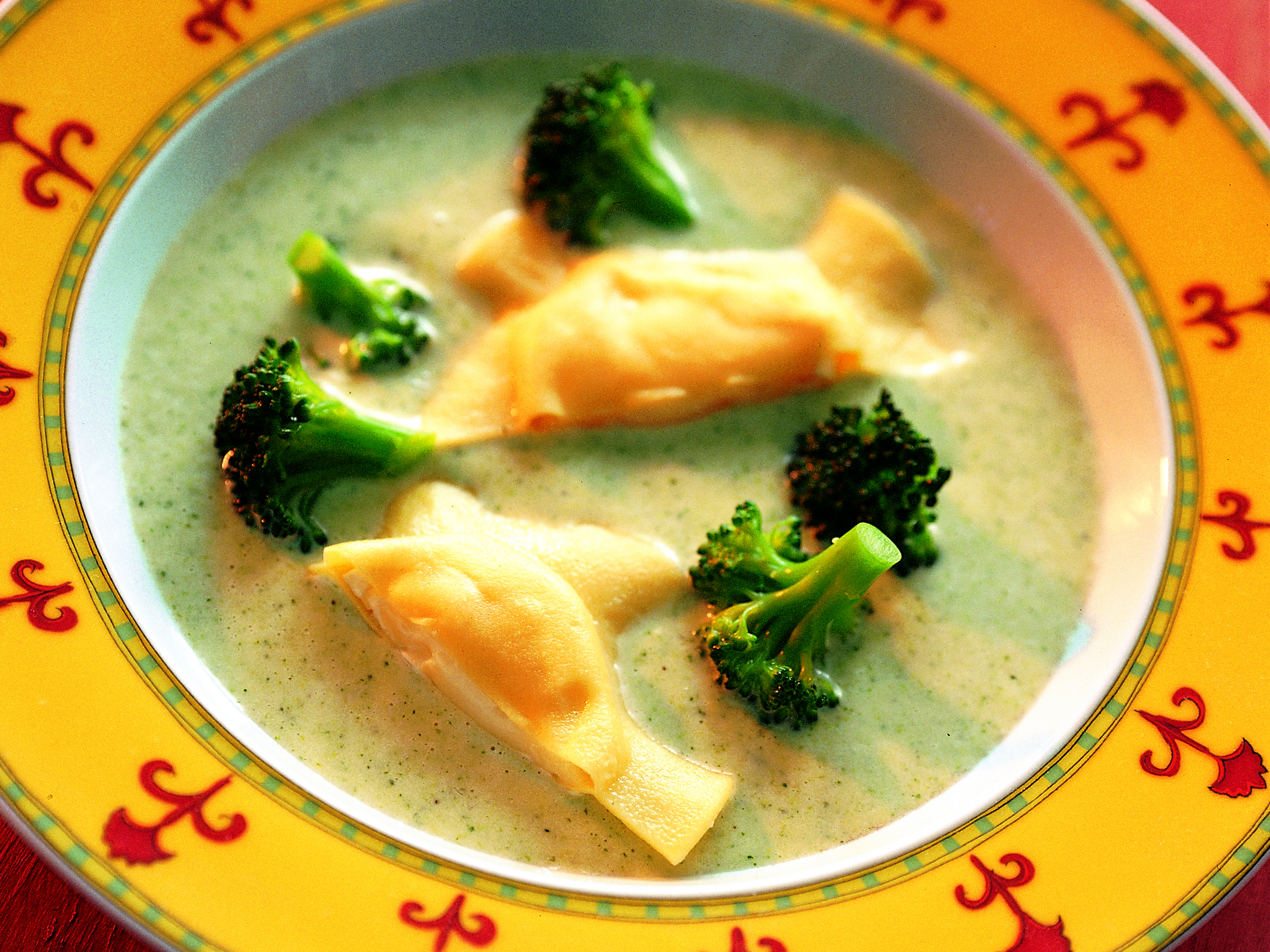 Velouté de brocoli garni de panzarotti au brie