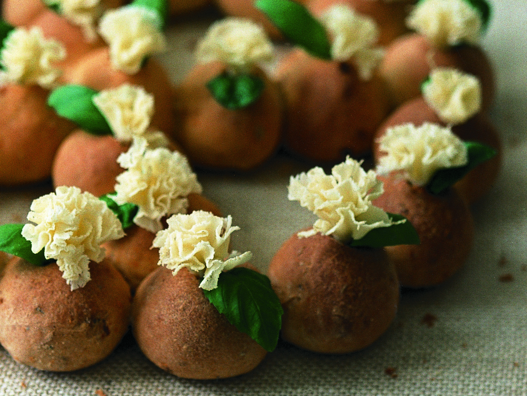 Couronne de petits pains à la tête-de-moine et au basilic