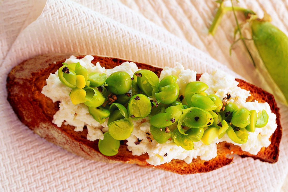 Bruschetta mit Ziegenkäse und Erbsen