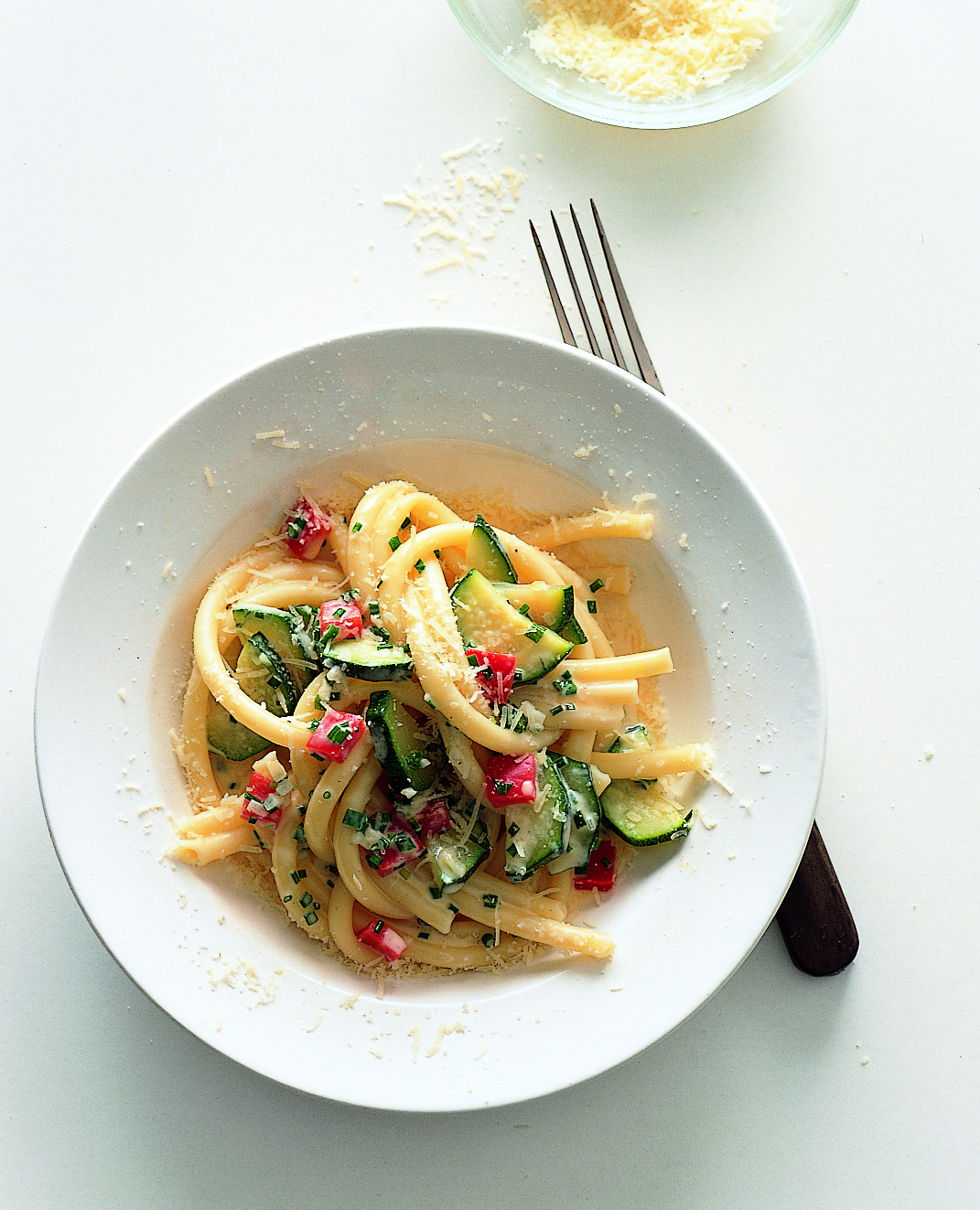 Bucatini an Zucchetti-Peperoni-Sauce