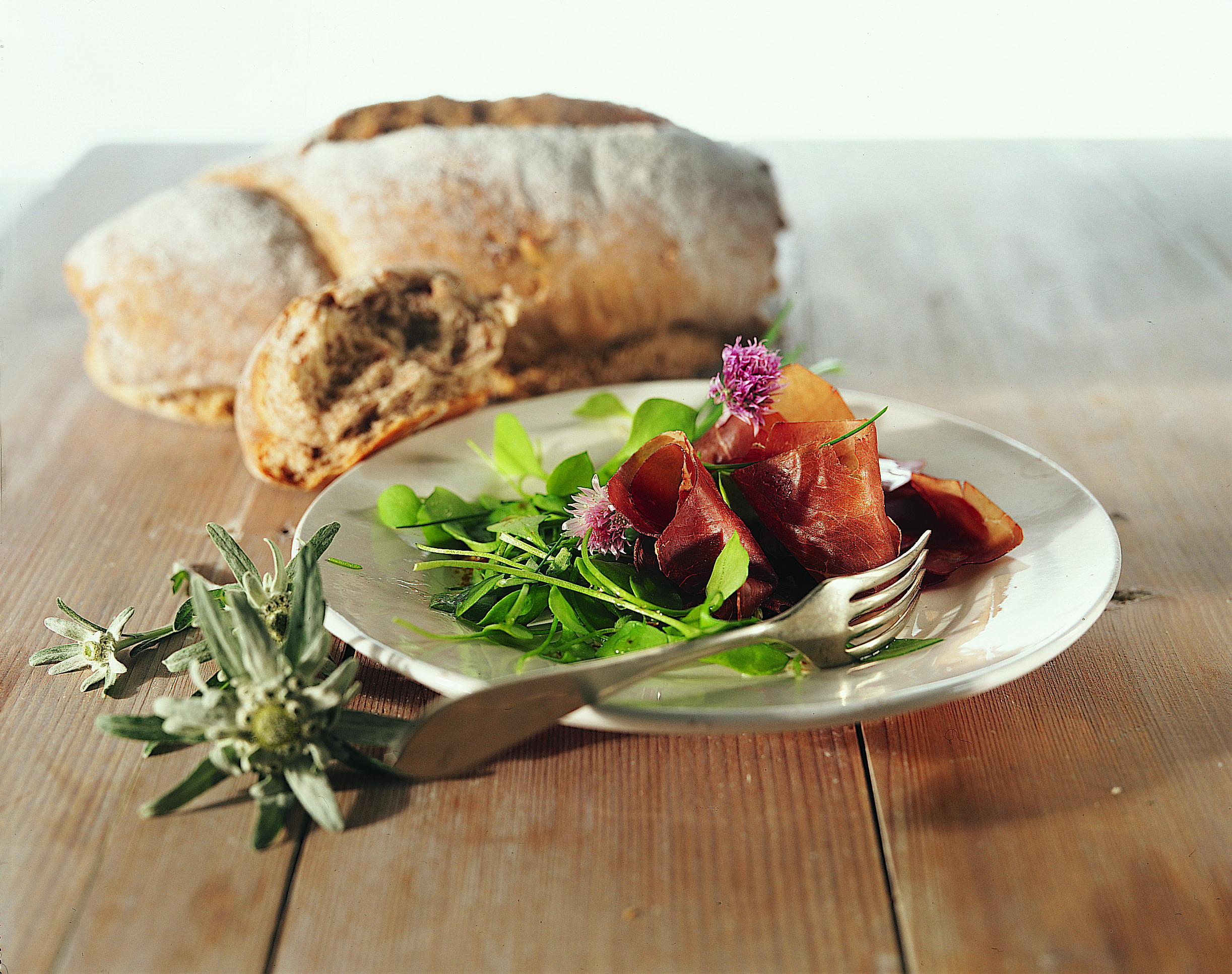 Bündnerfleisch mit Schnittlauch-Nussöl-Vinaigrette und Nussbrot