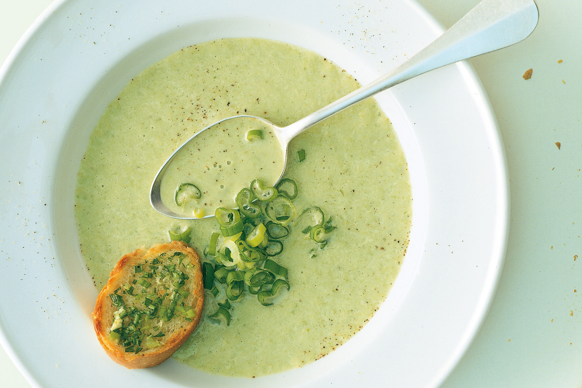Bundzwiebelsuppe mit Knoblauch-Baguette