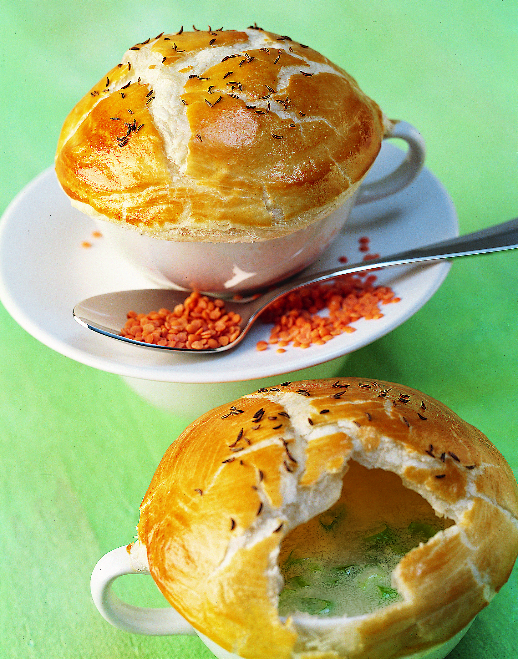 Soupe aux oignons en croûte au cumin