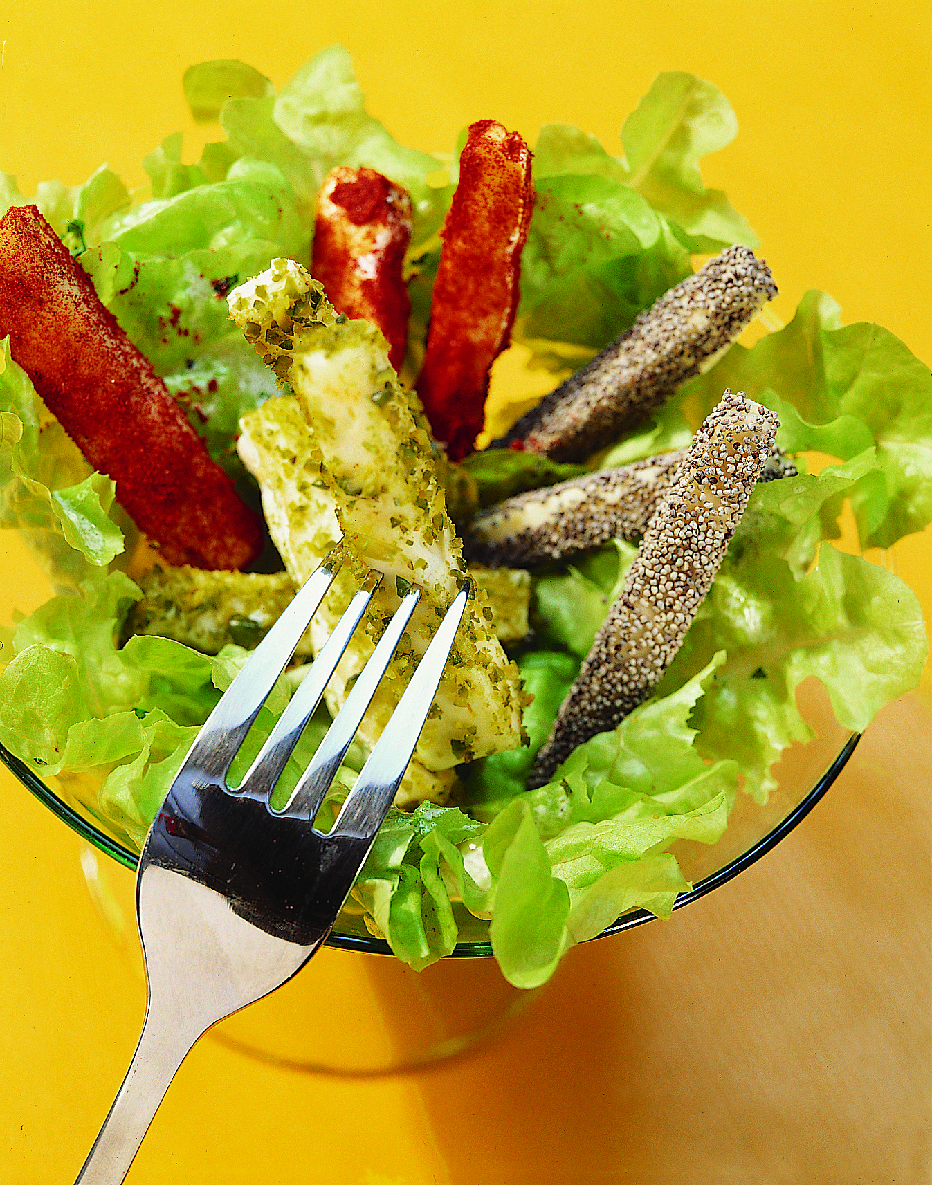 Bunte Käsestäbchen auf Salat