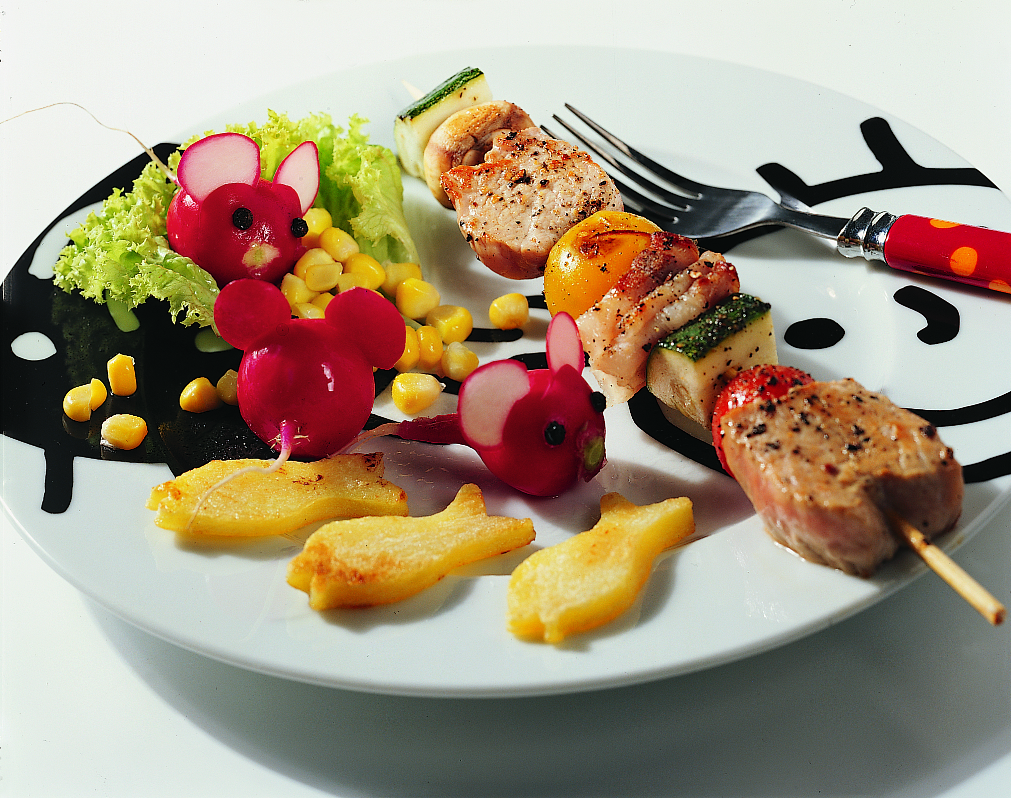 Brochette multicolore, pommes de terre et "souris"