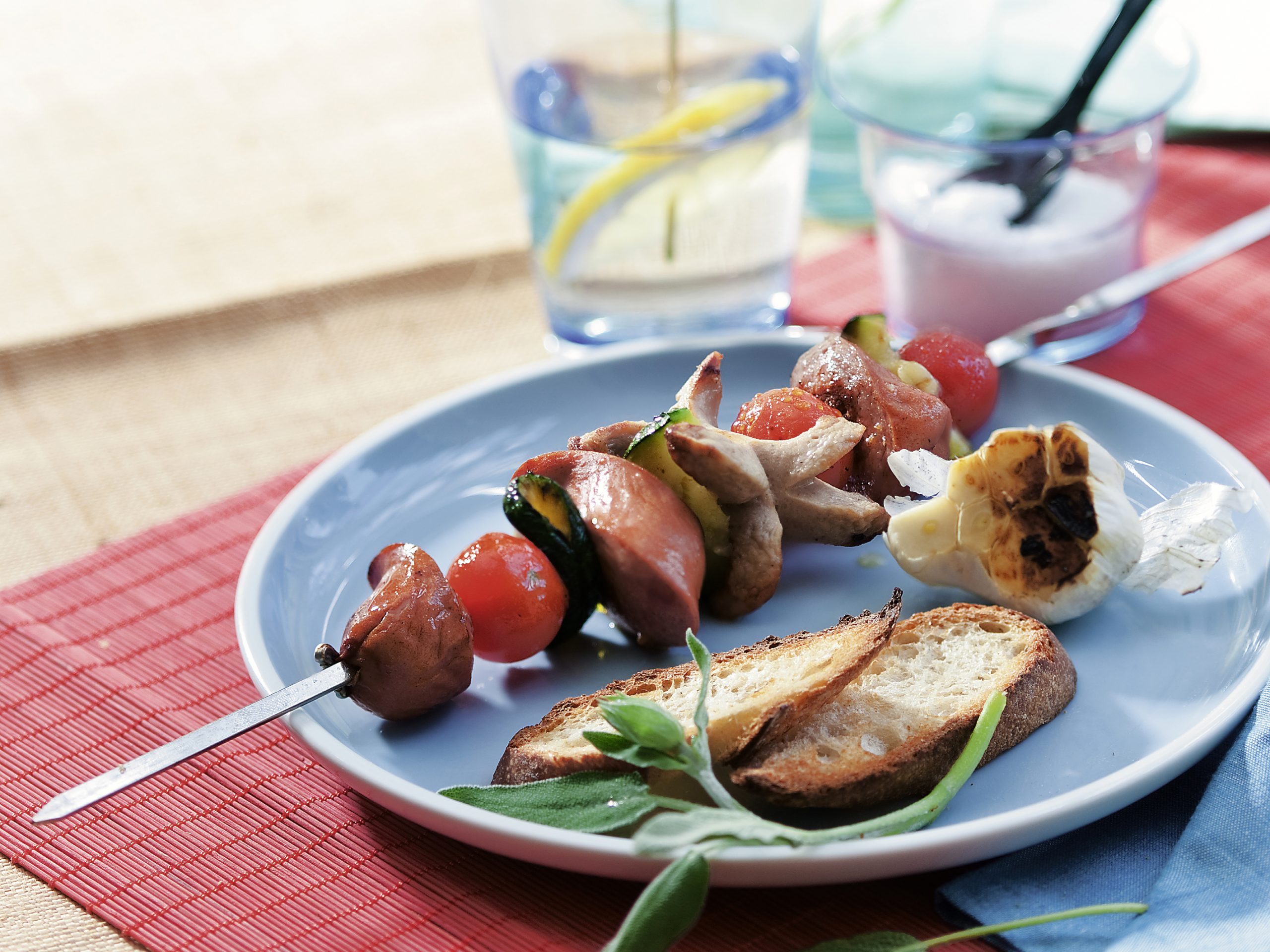 Brochettes de saucisses multicolores au barbecue