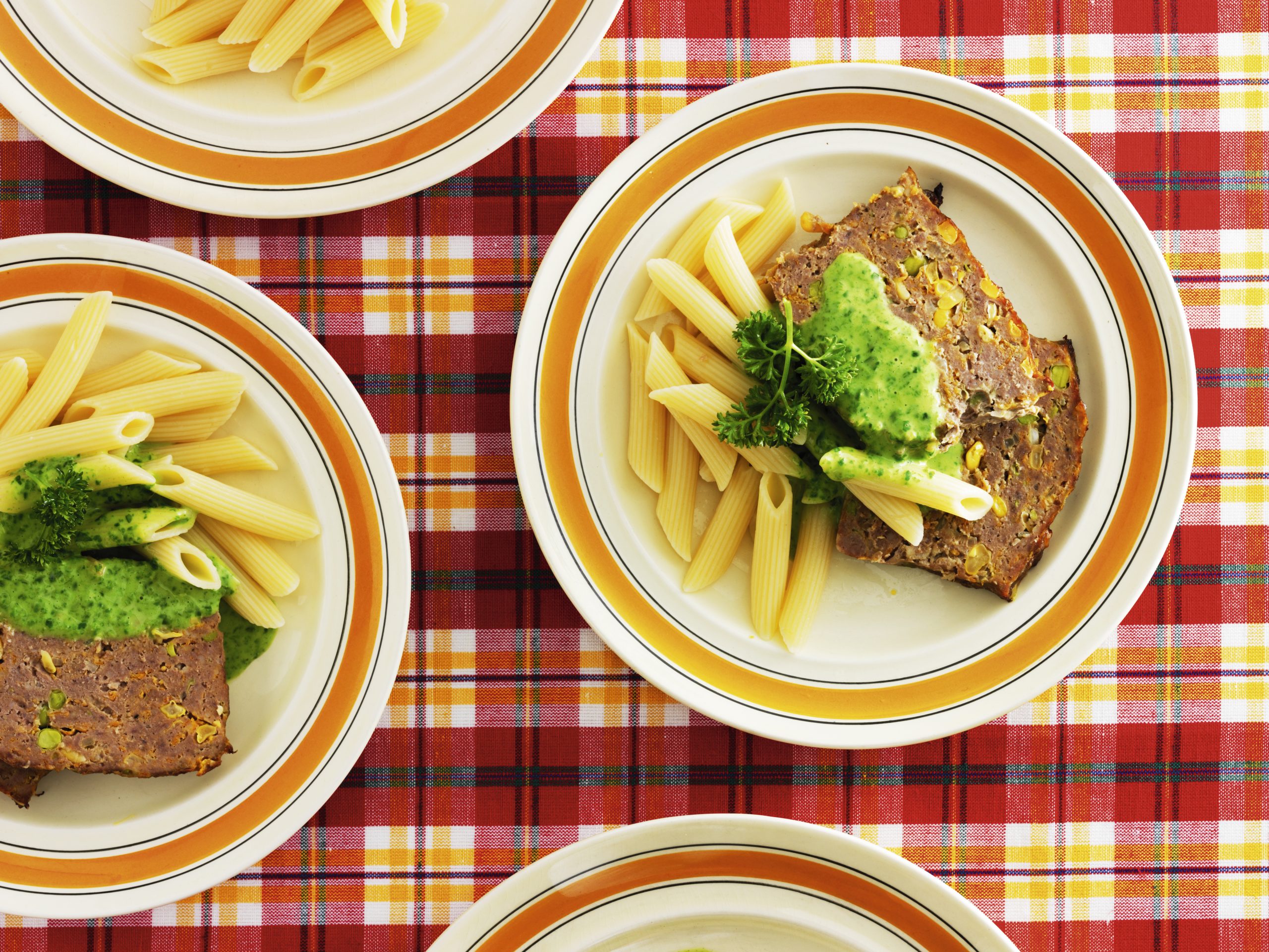 Bunter Hackbraten mit Frühlingsgemüse-Sauce