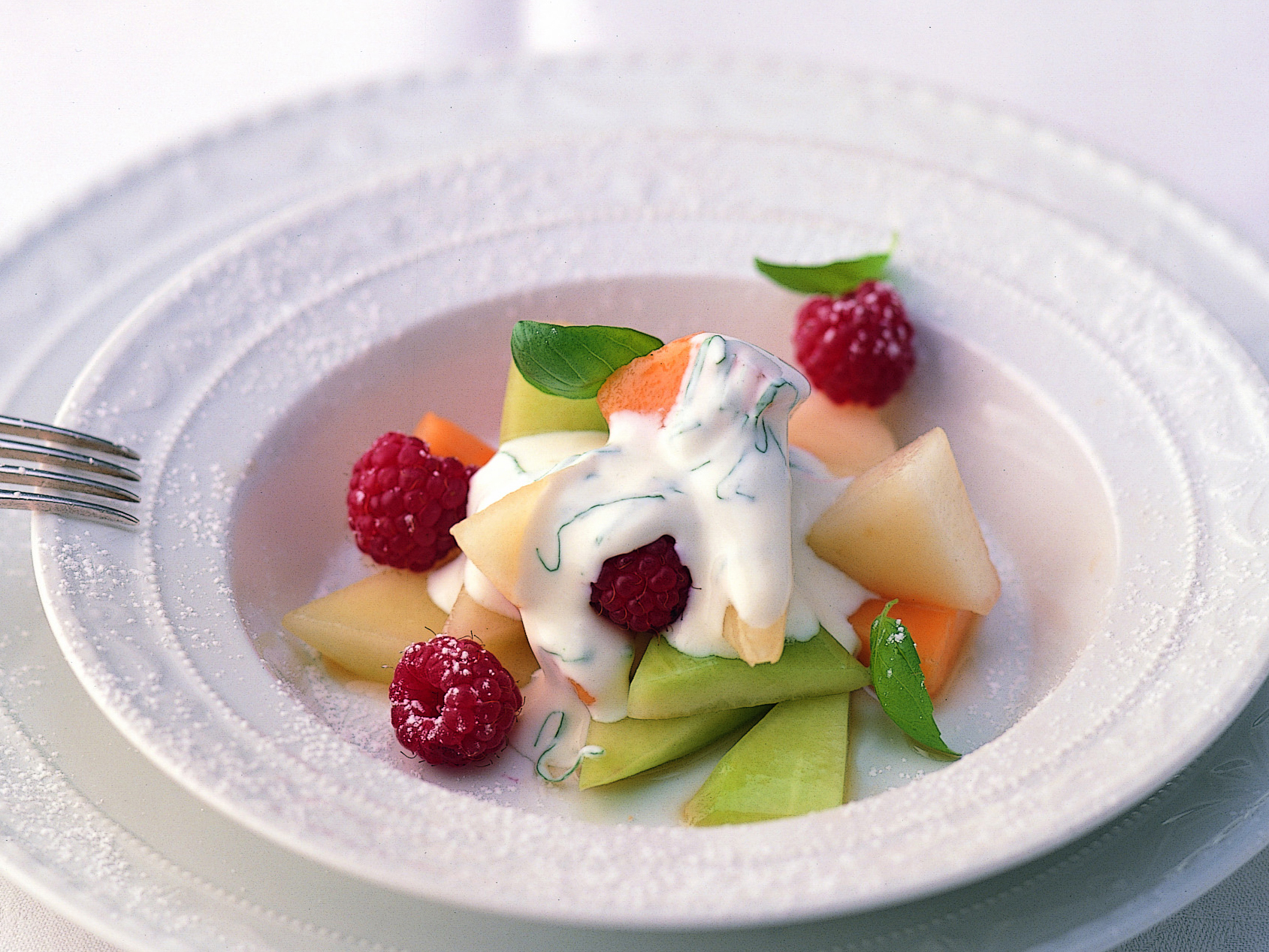 Bunter Melonensalat mit Basilikumsauermilch