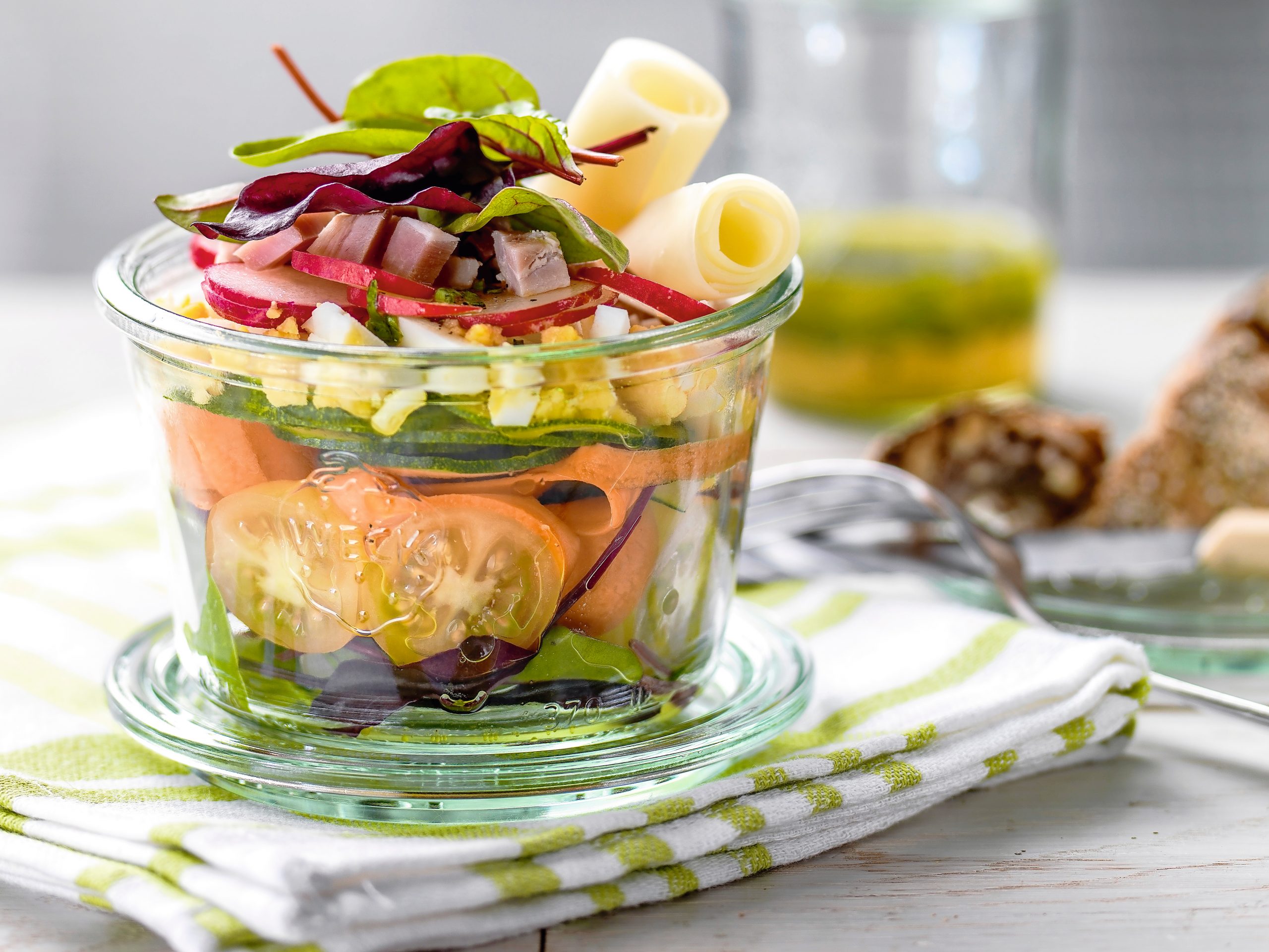 Bunter Salat Im Glas Mit Schinken Und Ei Low Carb Rezept Swissmilk