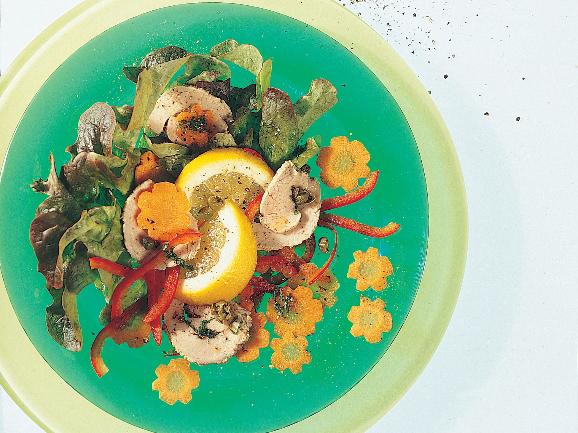 Bunter Salat mit pochiertem Kalbfleisch