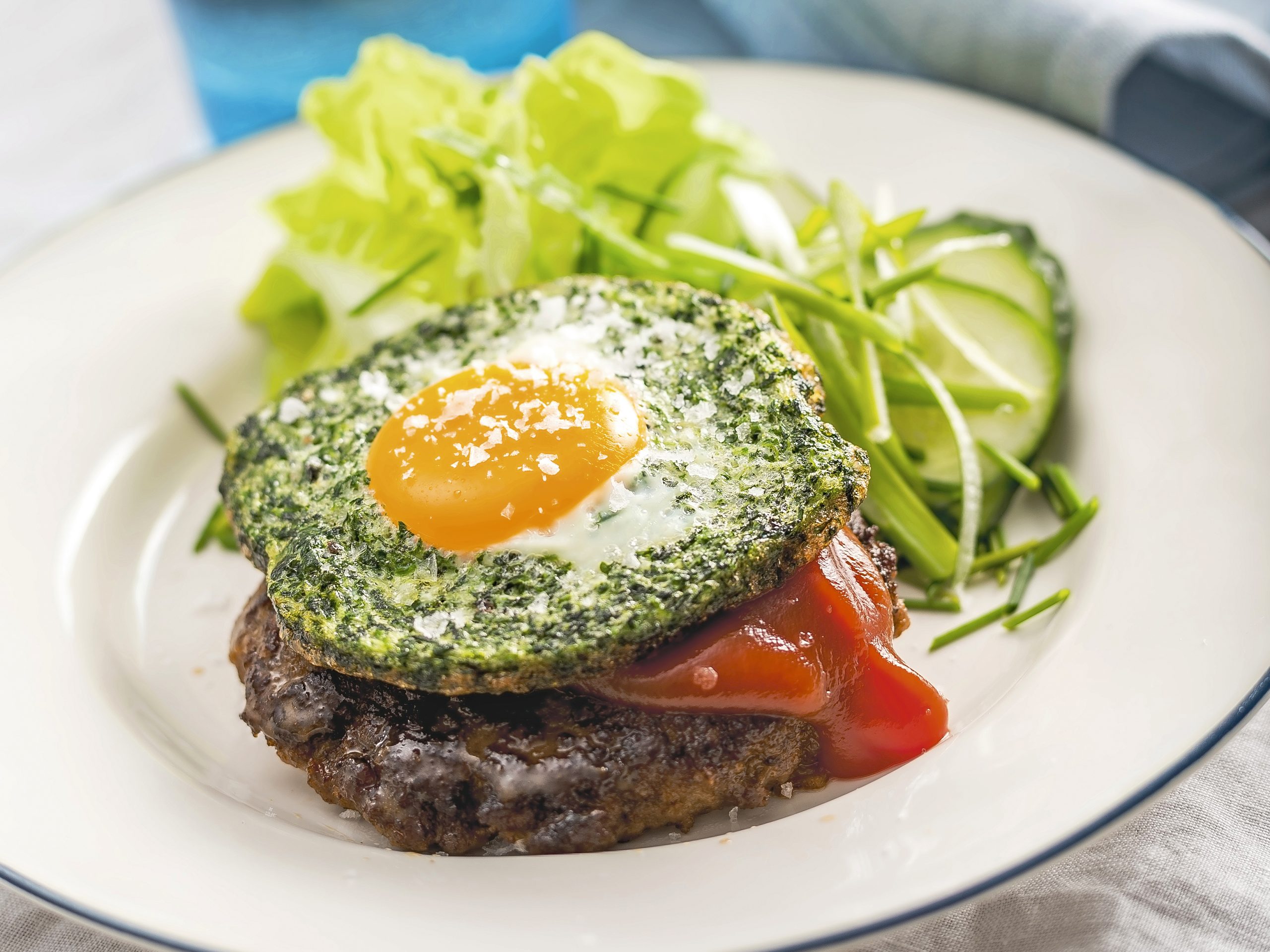 Burgers et oeufs aux épinards