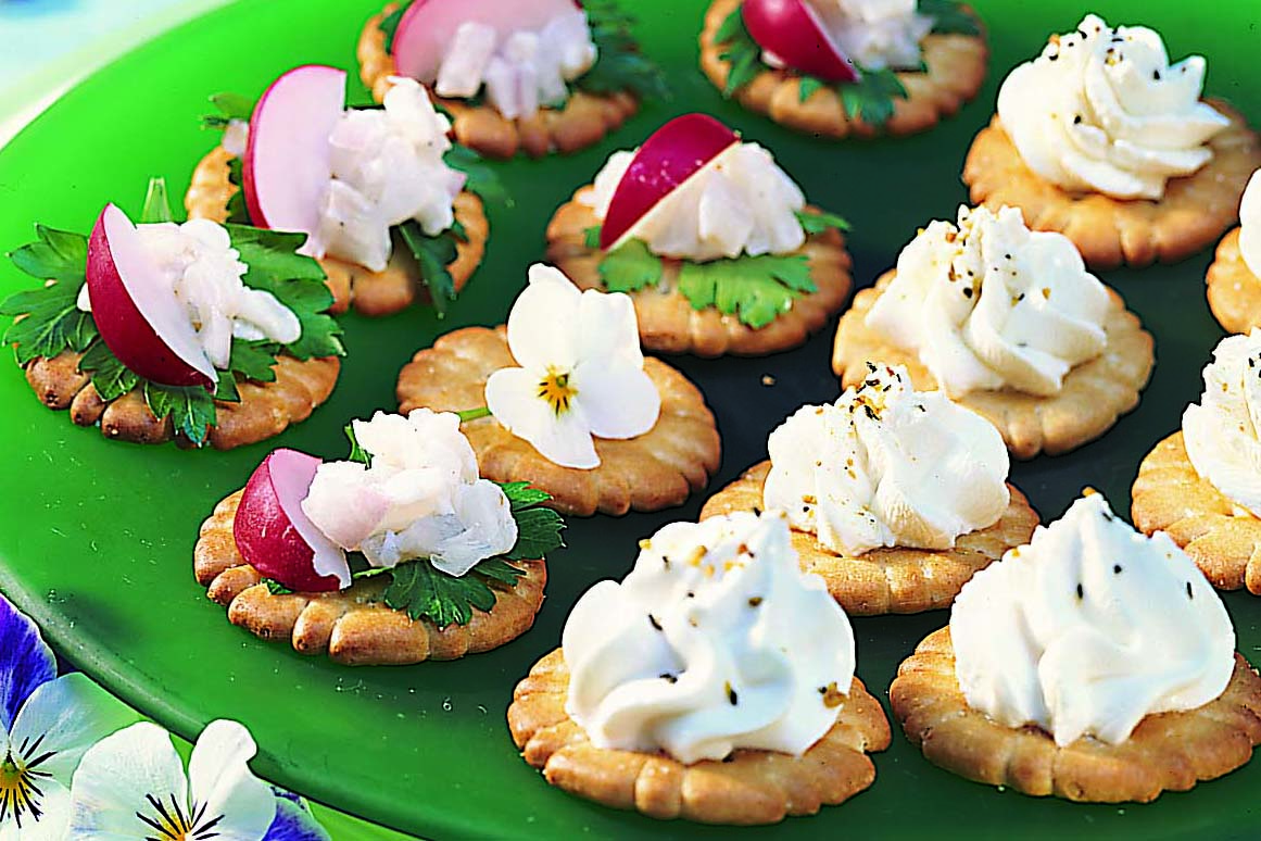 Crackers au tartare de poisson et au fromage frais