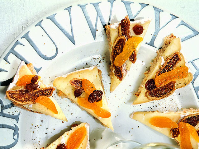 Canapés au fromage et aux fruits secs