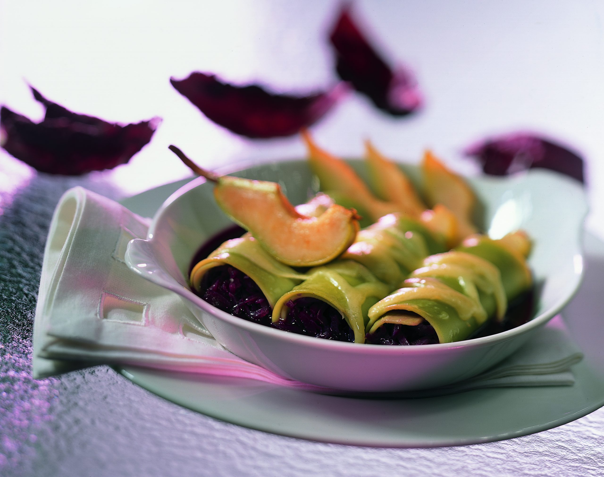 Cannellonis farcis de chou rouge et poires rôties