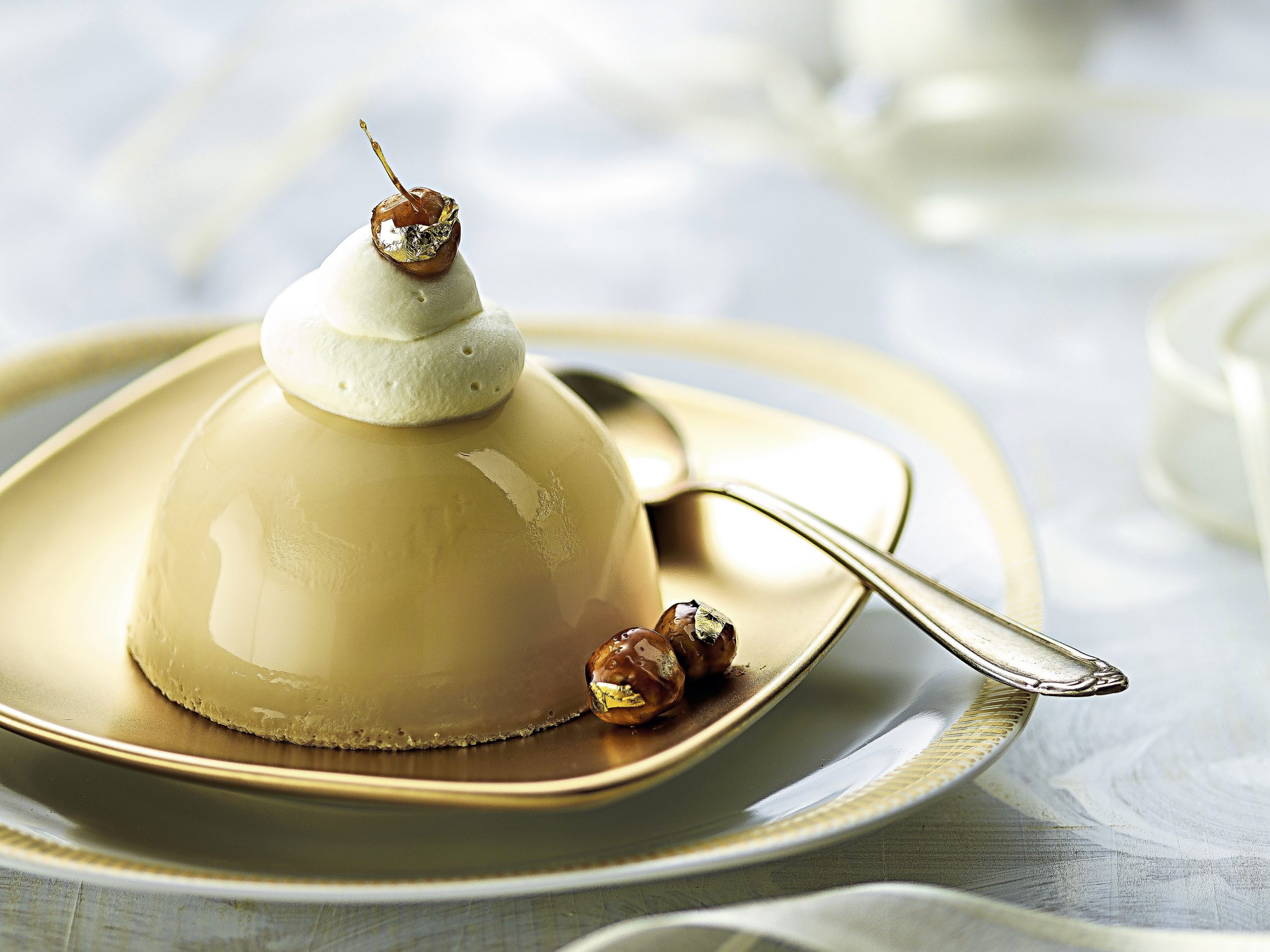 Caramel-Panna-cotta mit Goldnüssen