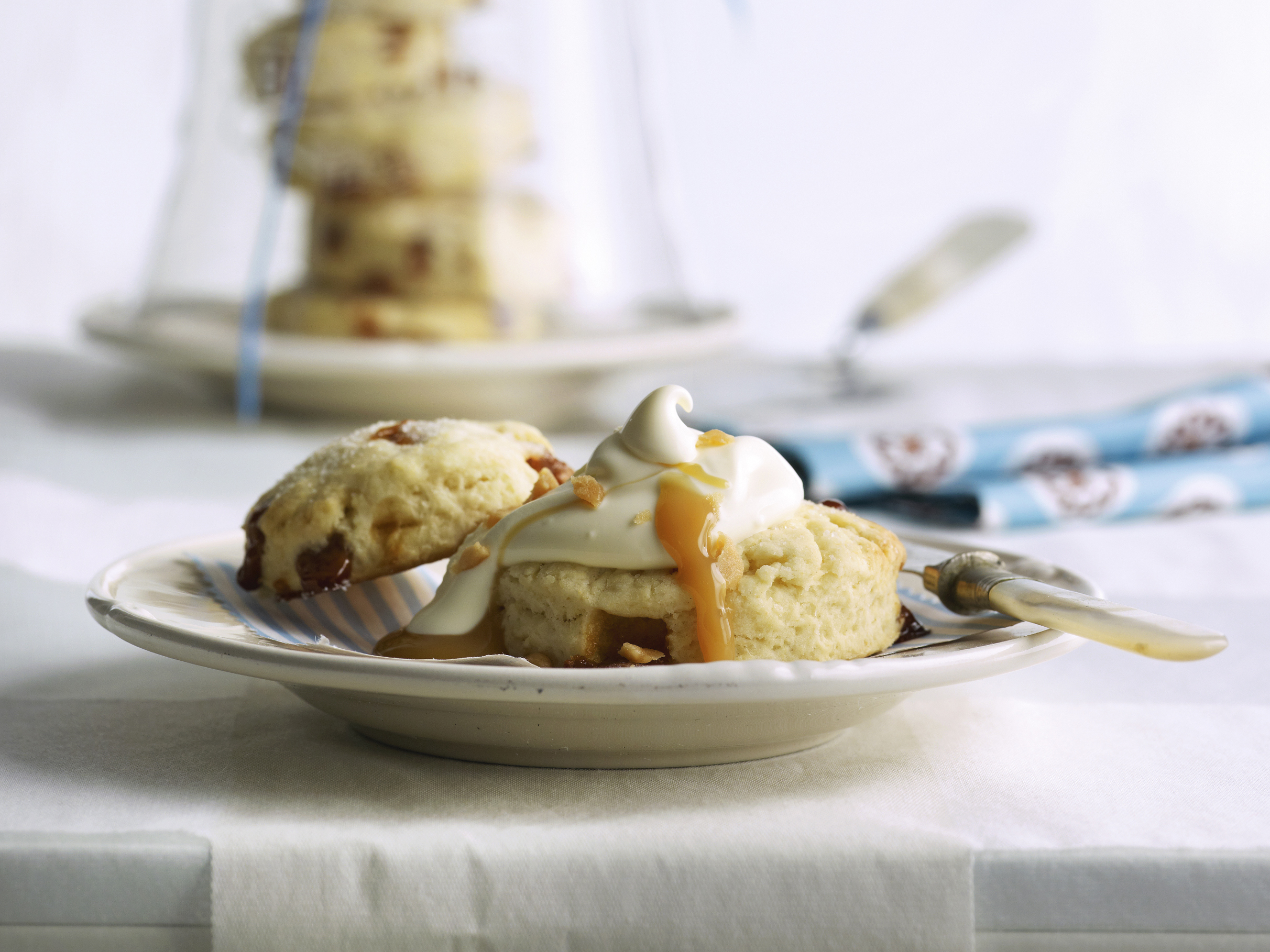 Scones au caramel et crème acidulée