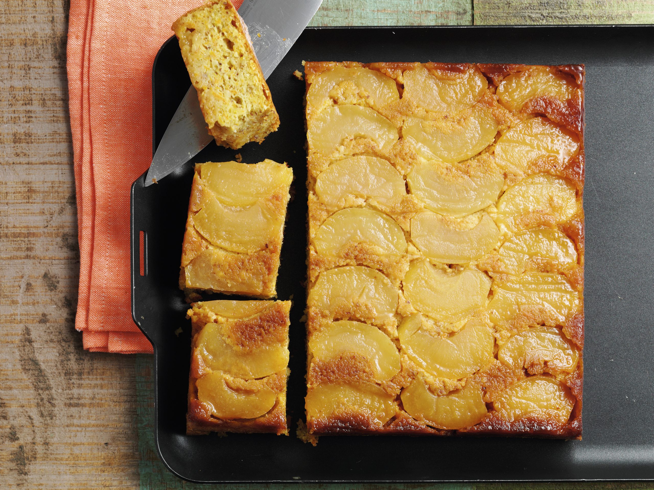 Caramelisierter Apfel-Rüeblikuchen