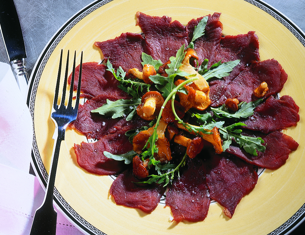 Carpaccio vom Rehnüssli mit gebratenen Eierschwämmchen