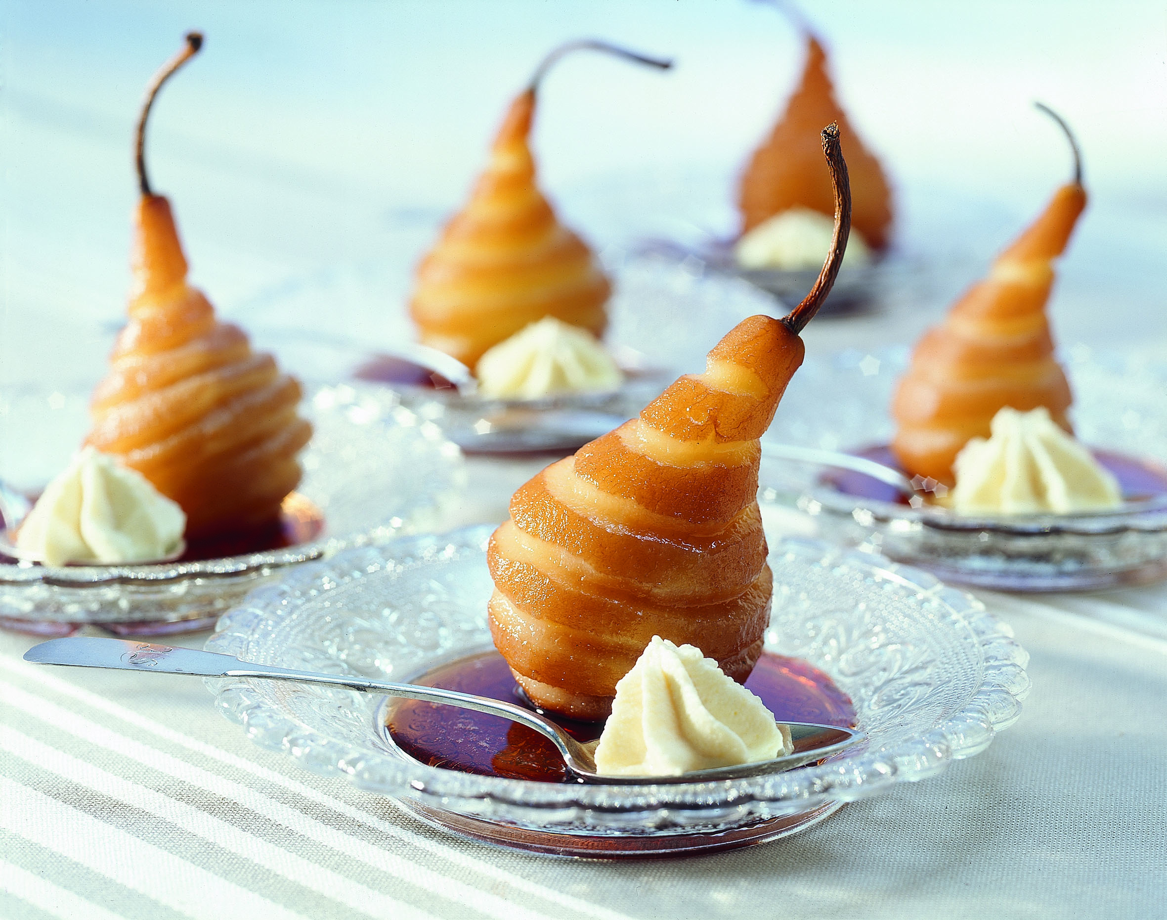 Cassis-Birnen mit Marzipan-Rahm