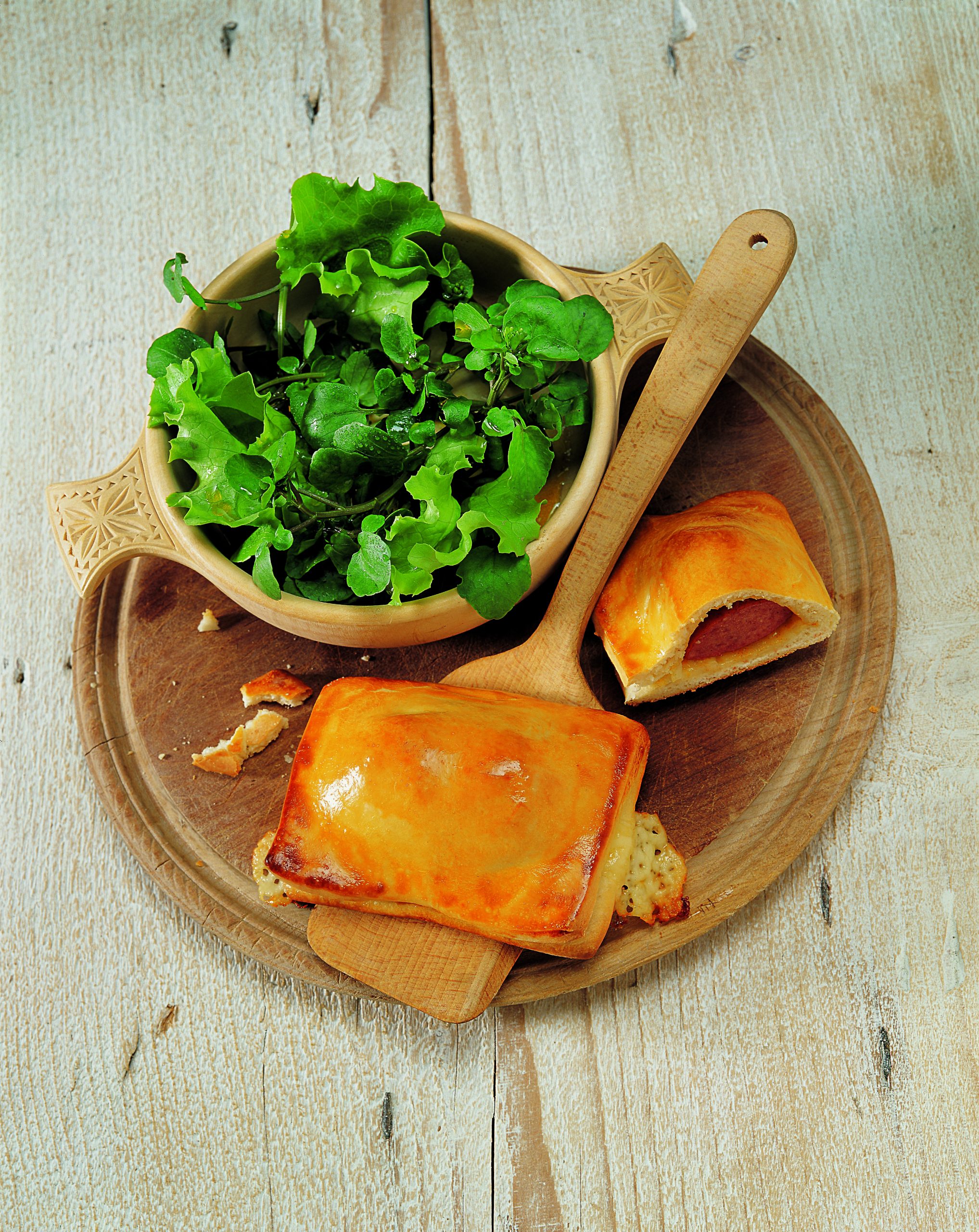 Feuilletés au cervelas sur lit de salade