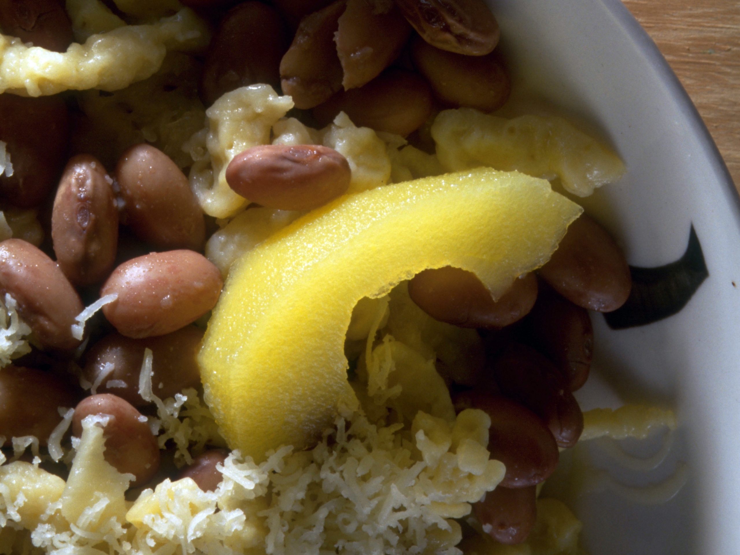 Haricots en grains aux pommes et aux knöpflis au fromage