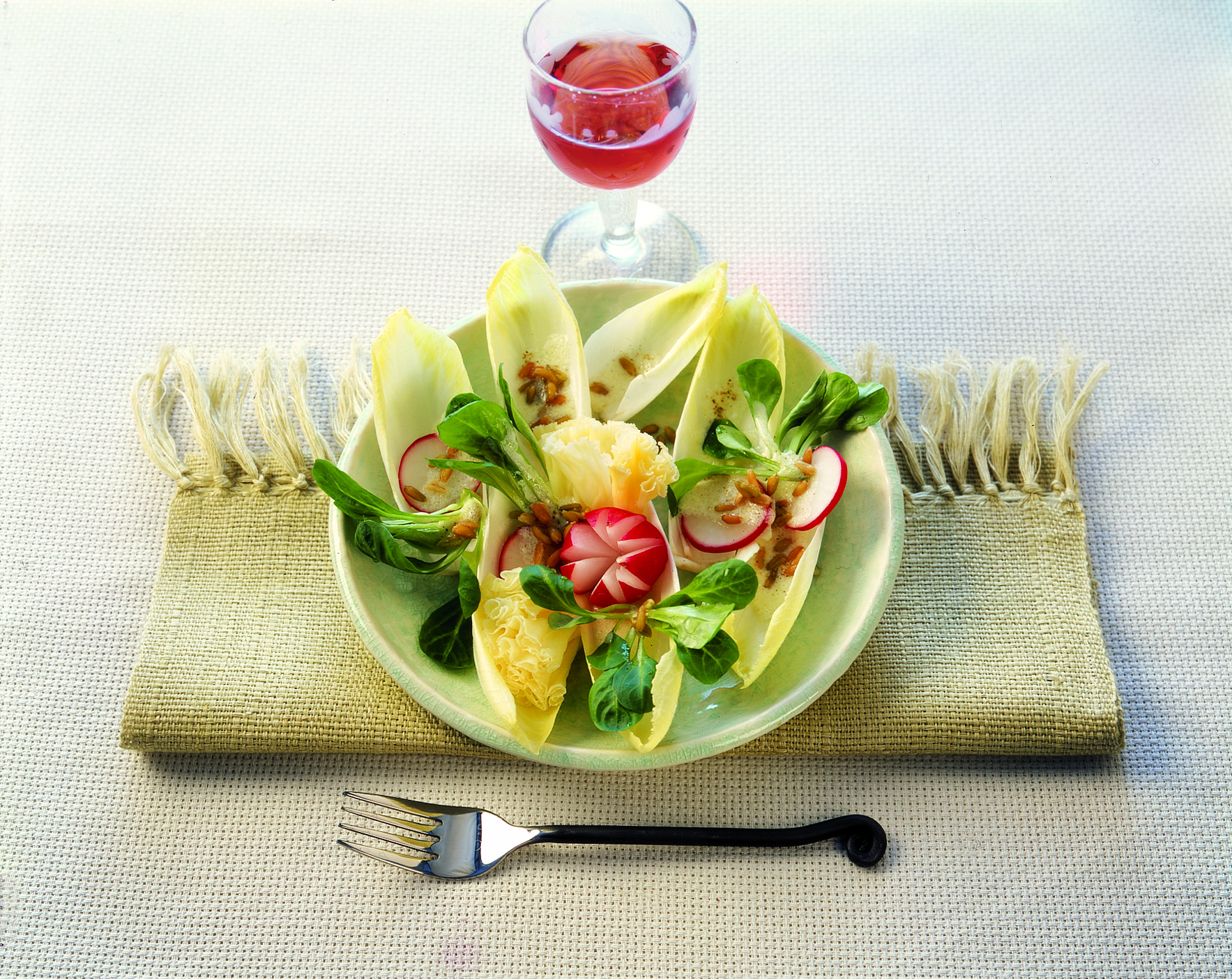 Chicorée-Nüssli-Salat mit Weizensprossen an Bärlauchdressing