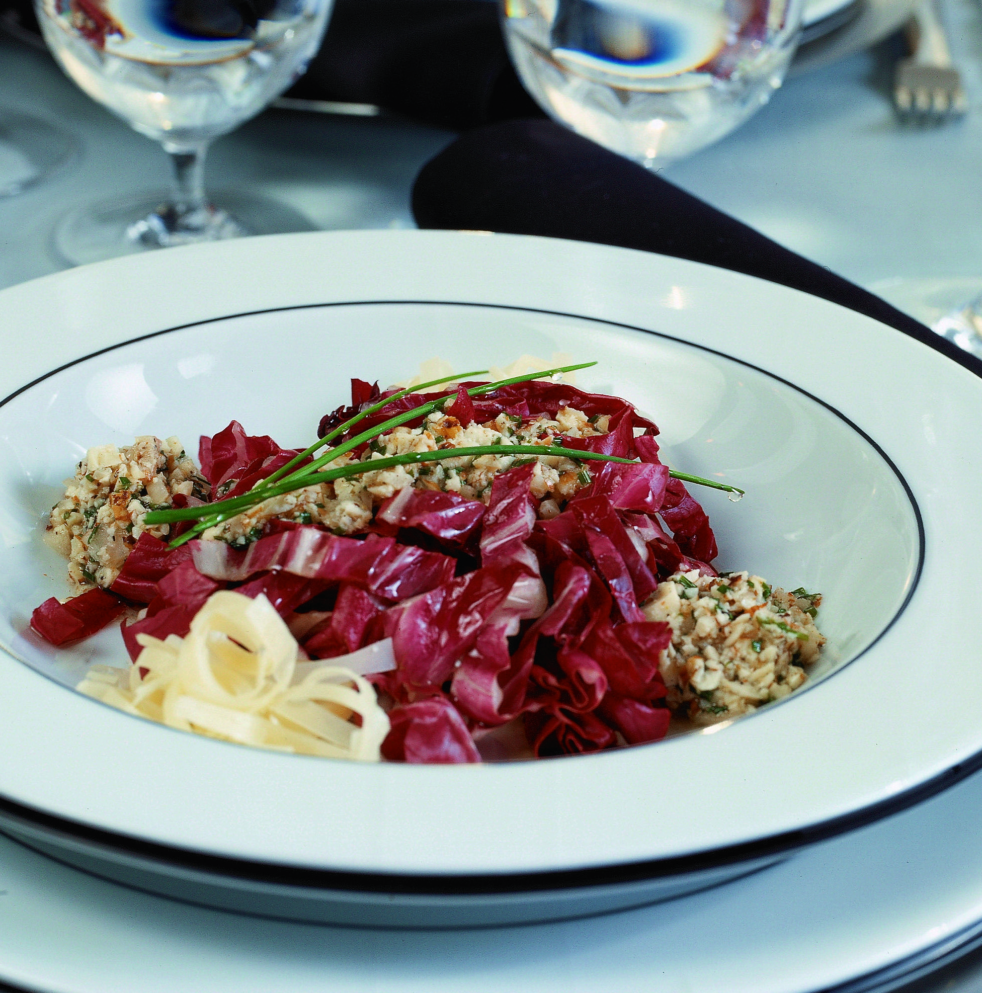 Cicorino rosso mit Sbrinz-Nuss-Vinaigrette