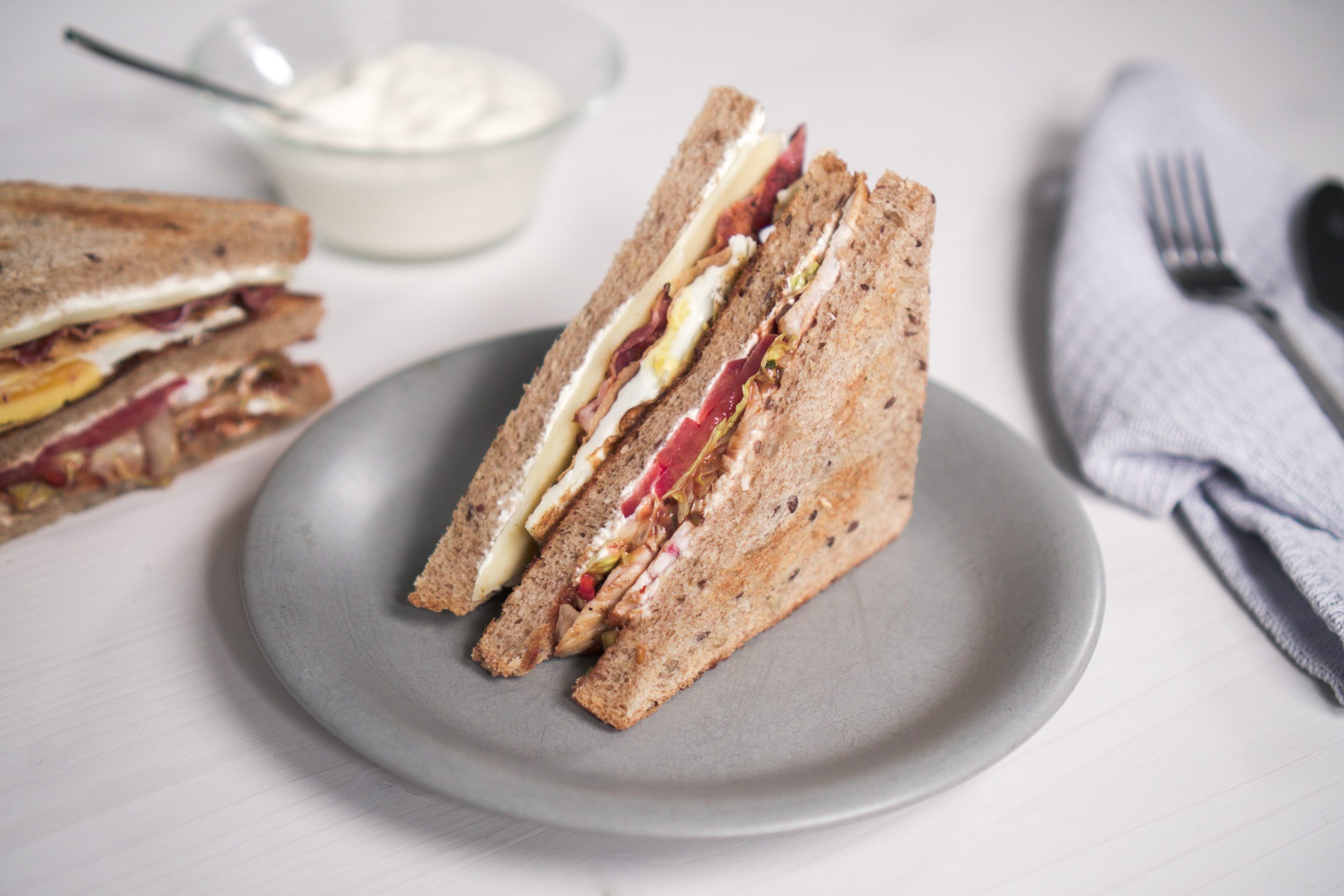 Club sandwich et sauce barbecue