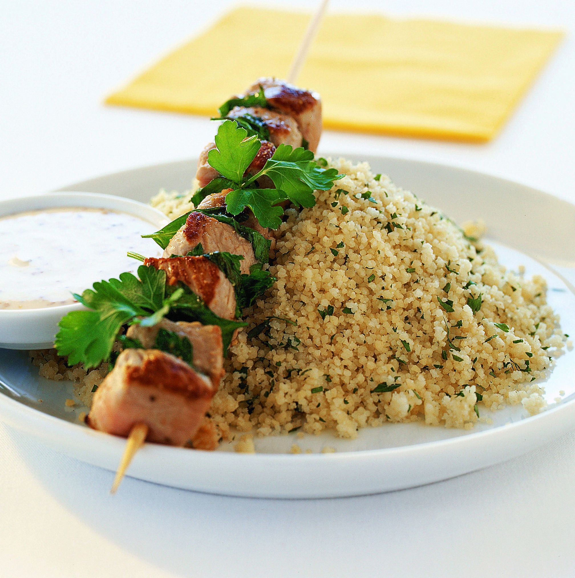Couscous, brochettes de veau et sauce yogourt-moutarde