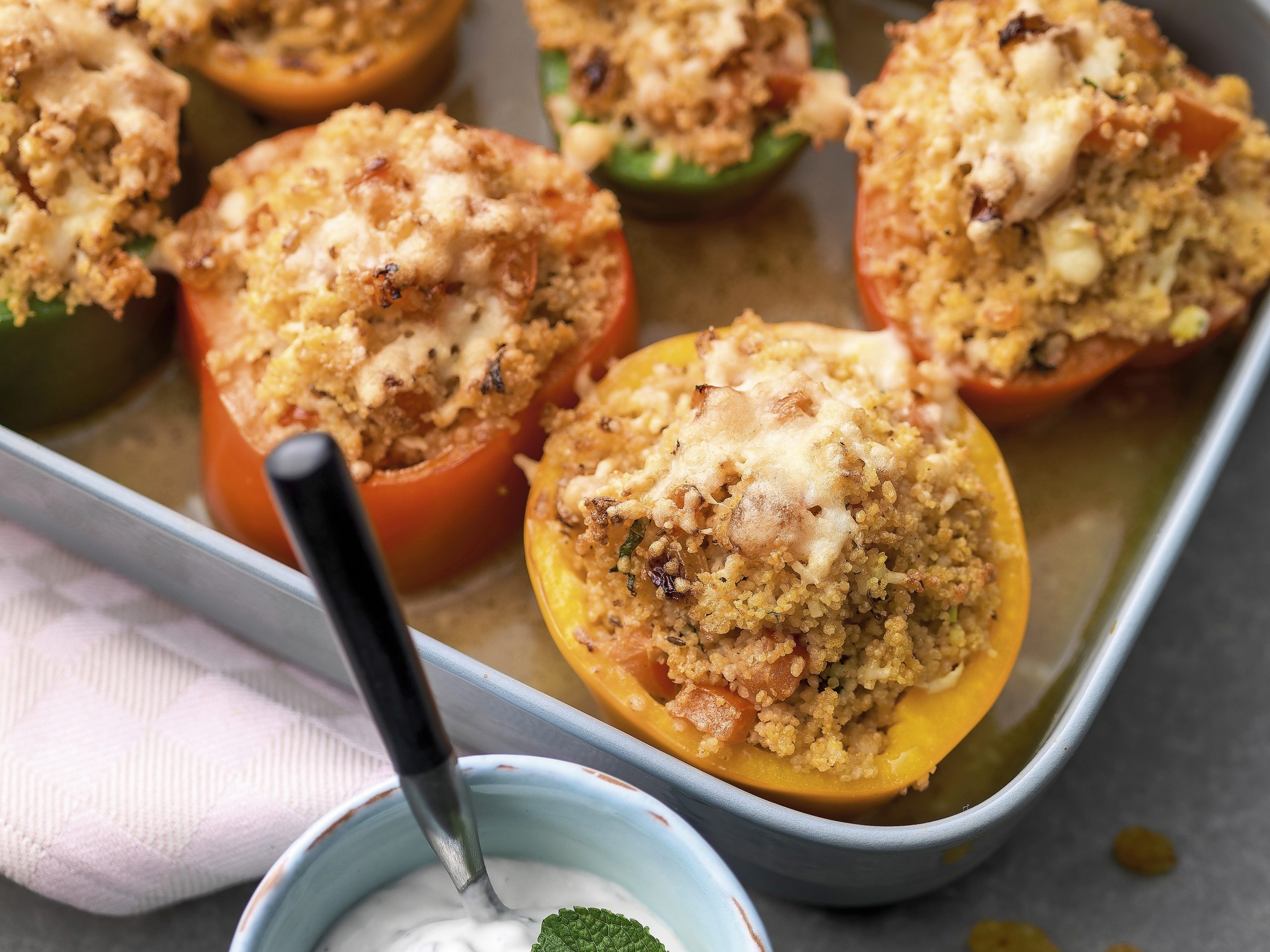 Couscous-Peperoni mit Pfefferminz-Joghurt