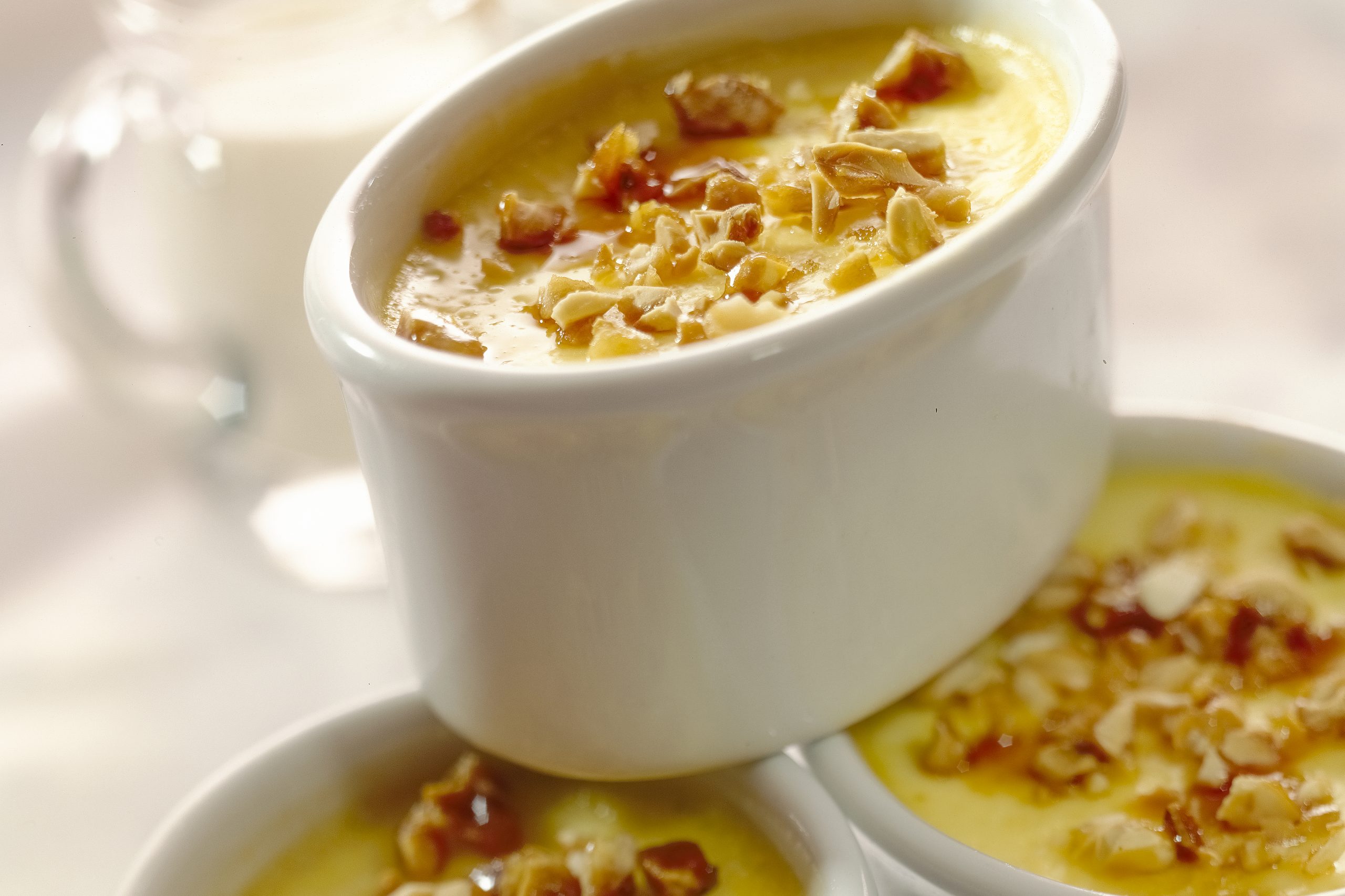 Crème brûlée garnie d'amandes